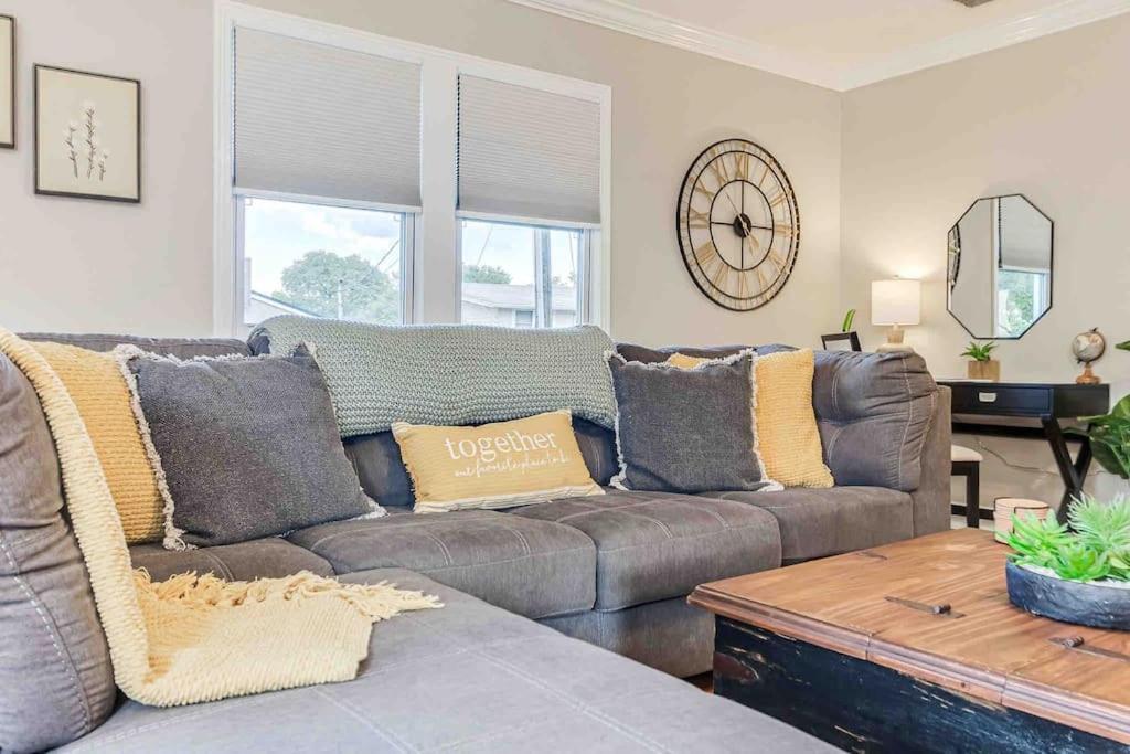 Five-Bedroom House photo 1