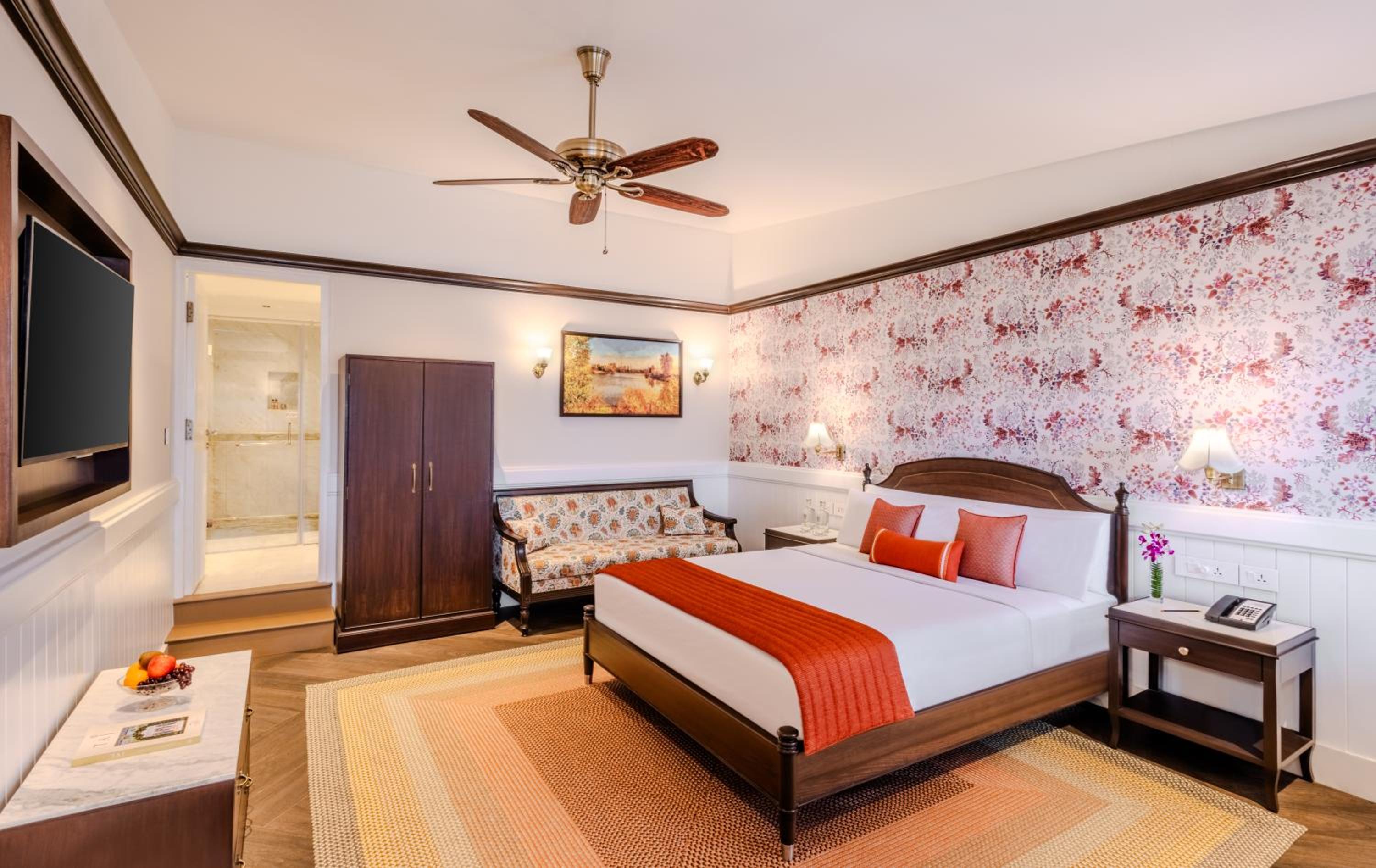 Superior Room Queen Bed - Photo 1