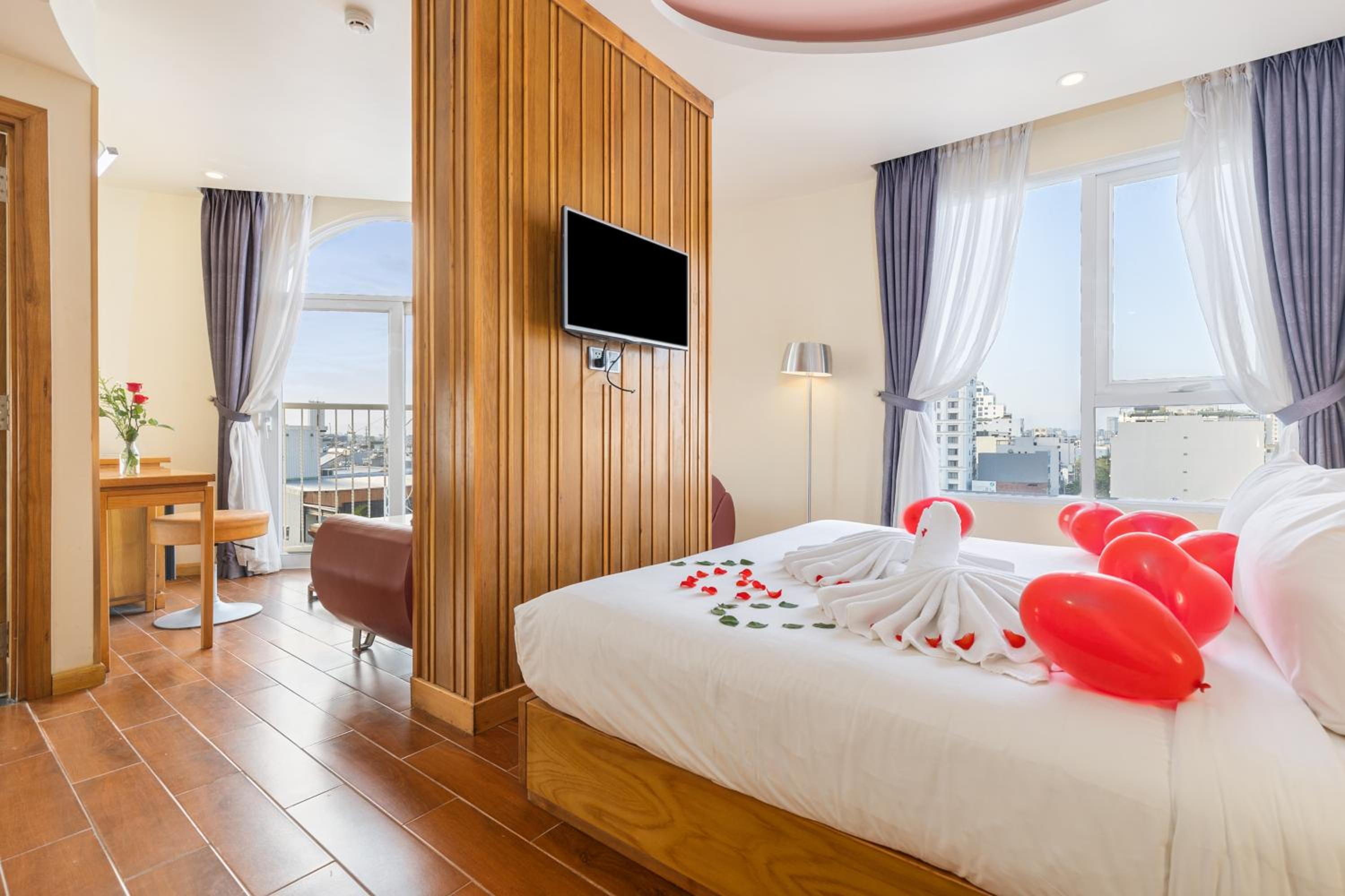 Deluxe Double Room with Balcony photo 1