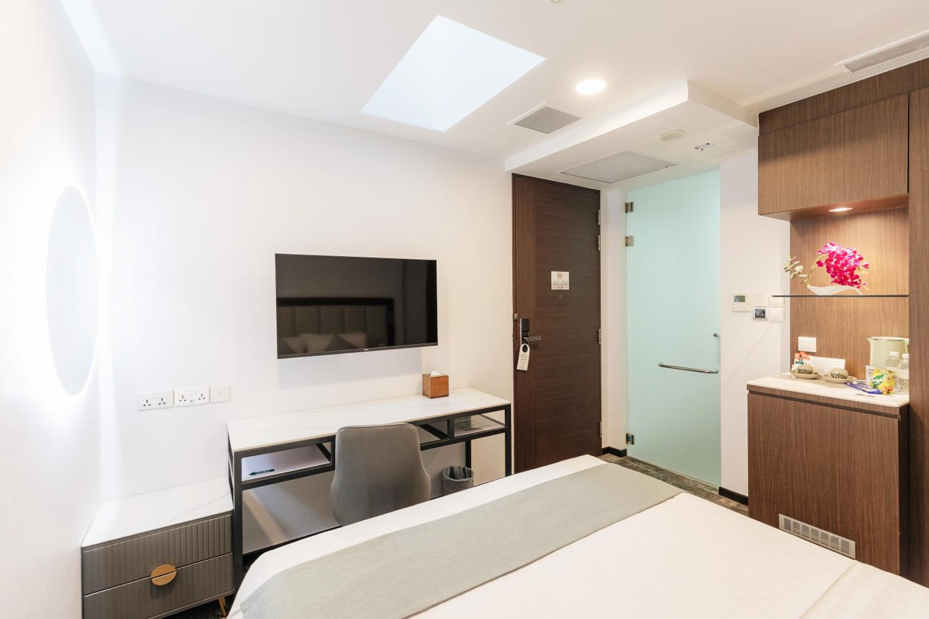 Superior Queen with Skylight & Bathtub (no window) photo 3