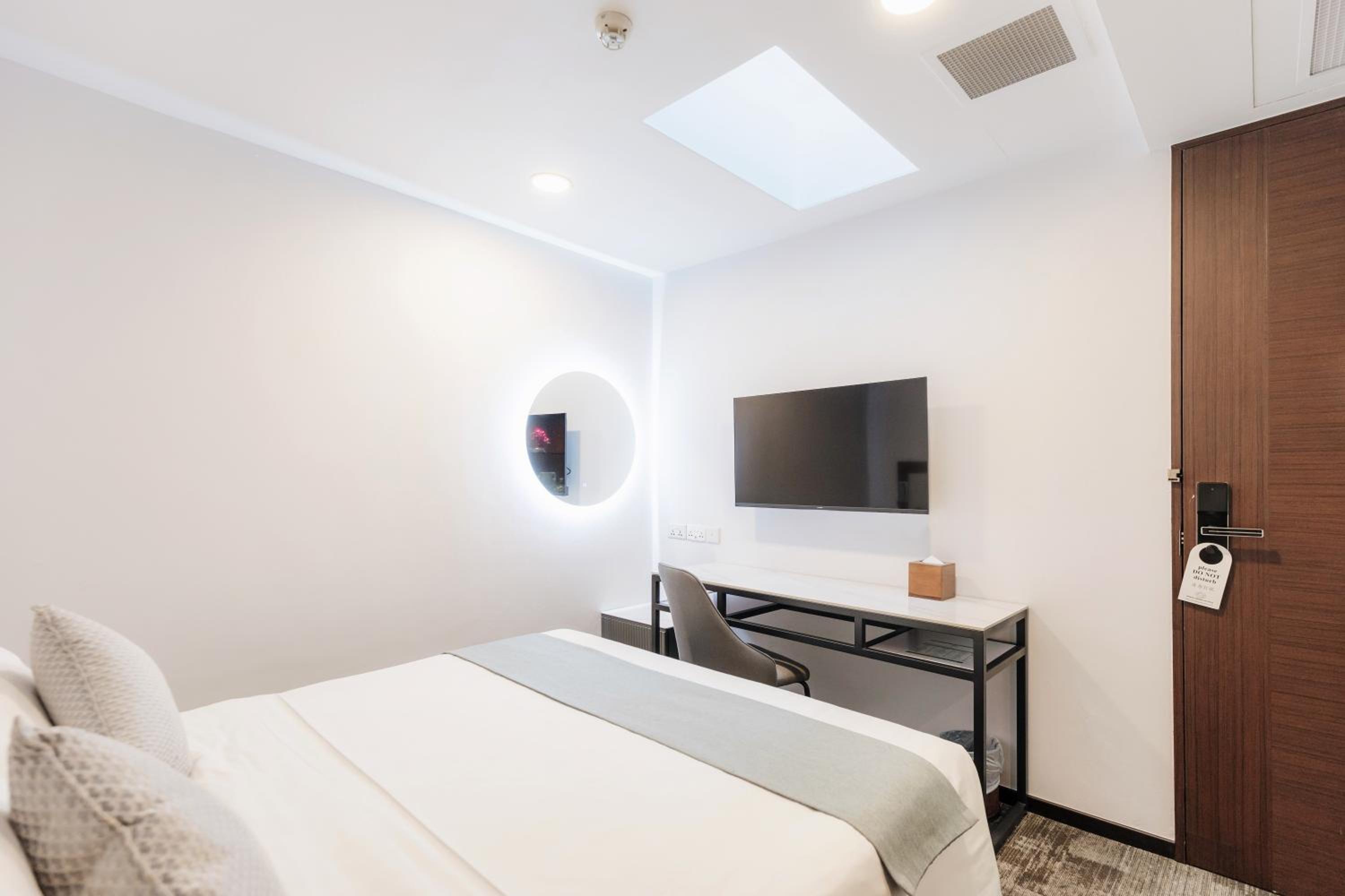Superior Queen with Skylight & Bathtub (no window) photo 3