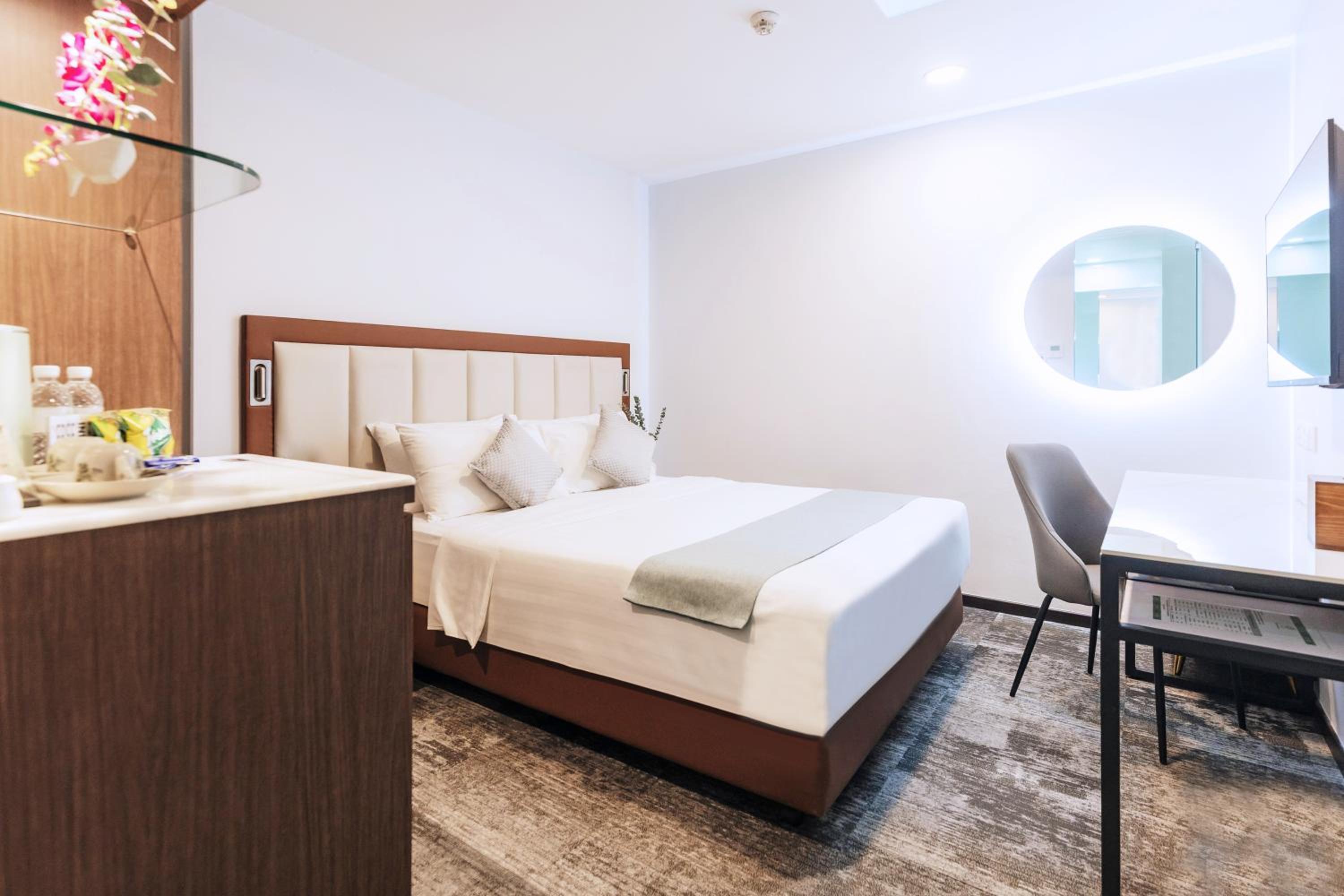 Superior Queen with Skylight & Bathtub (no window) photo 1