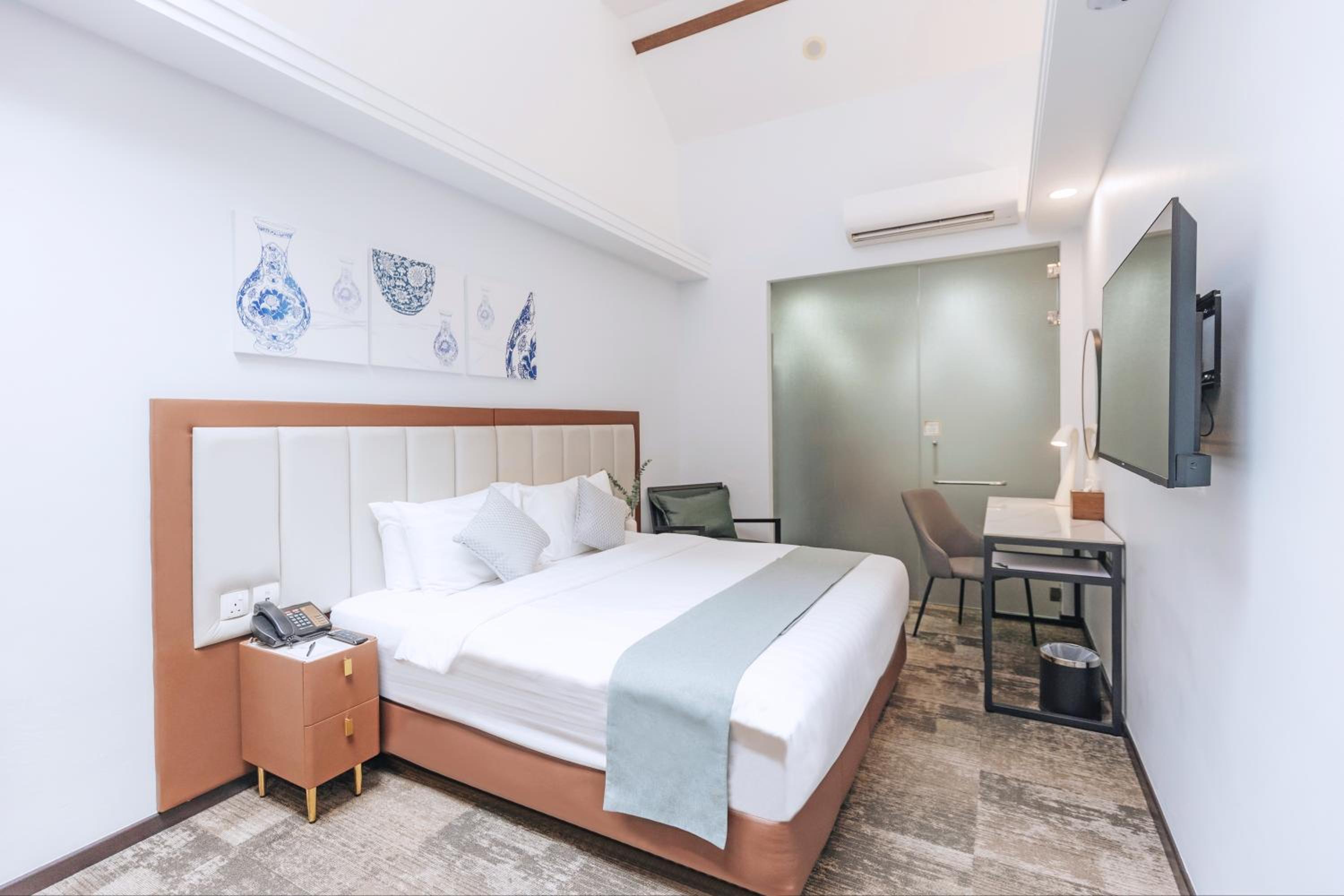 Deluxe King with Skylight & Bathtub photo 2