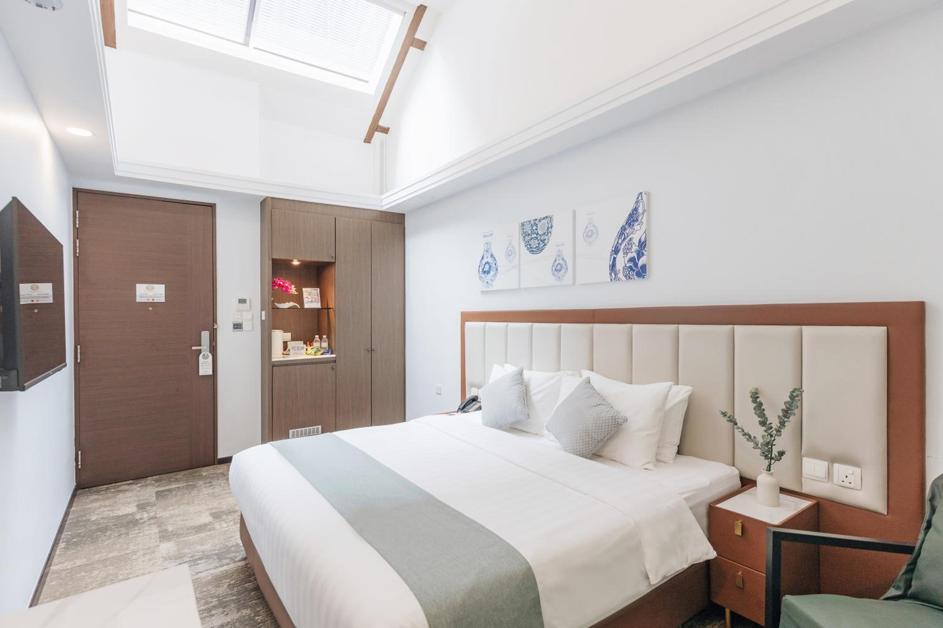 Deluxe King with Skylight & Bathtub photo 3