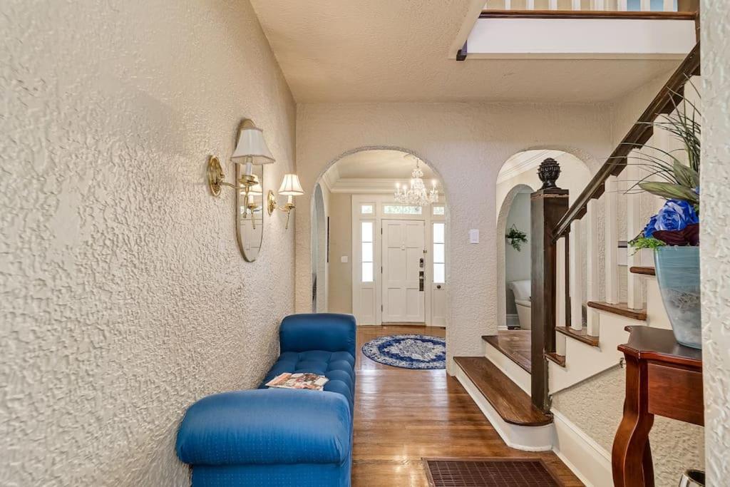 Five-Bedroom House photo 1