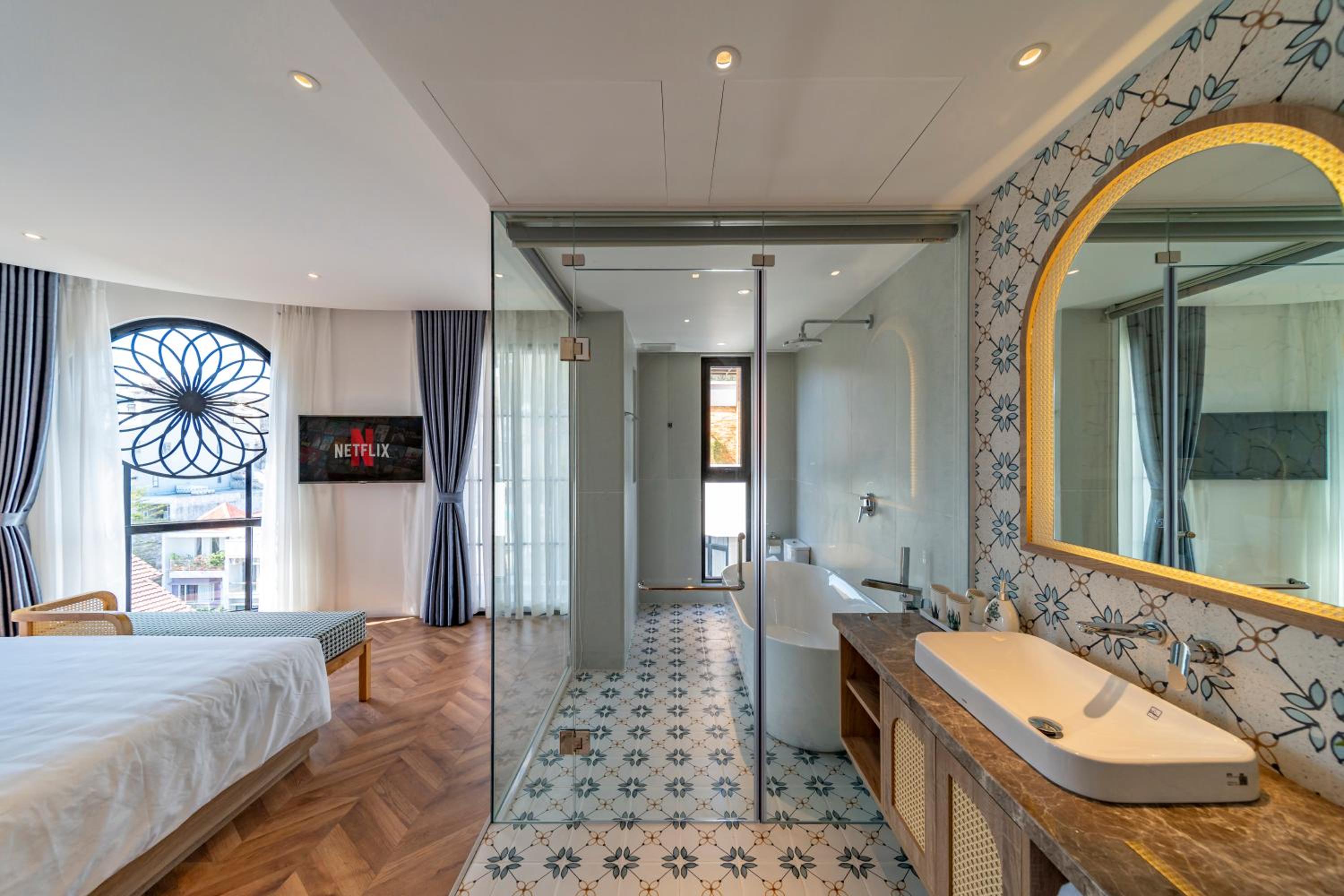 Corner Suite with Balcony and Mountain View photo 2