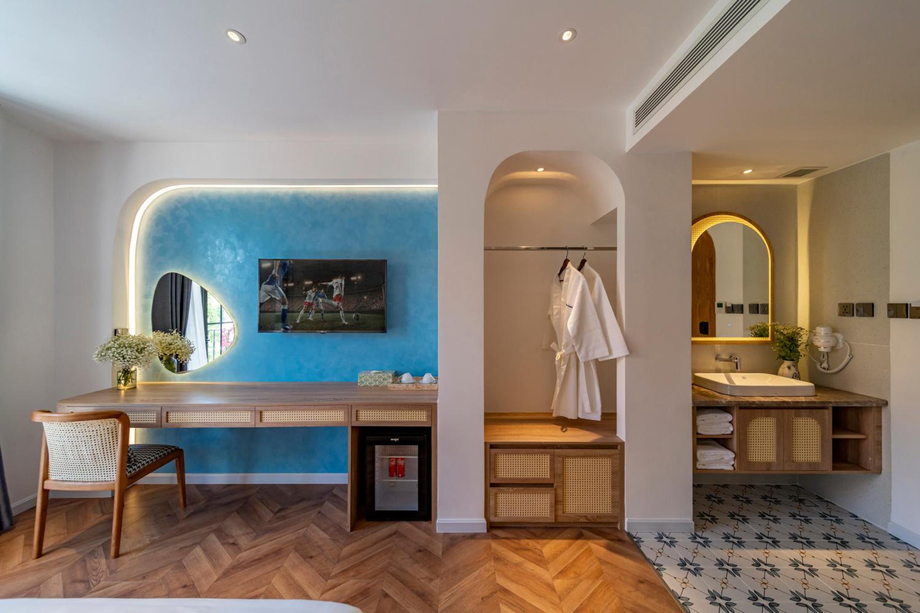 King Suite with Balcony and Bathtub photo 3