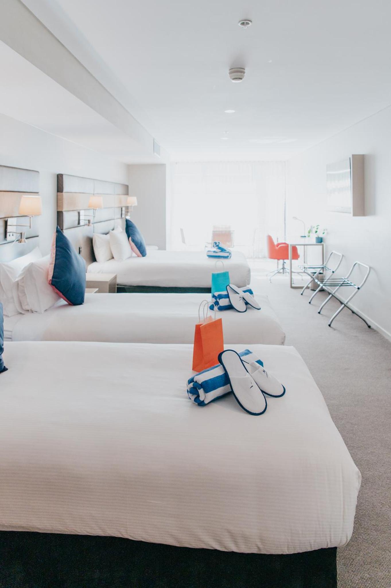 Superior Family Room with One Queen Bed and Two Single Beds - Accessible - Photo 4