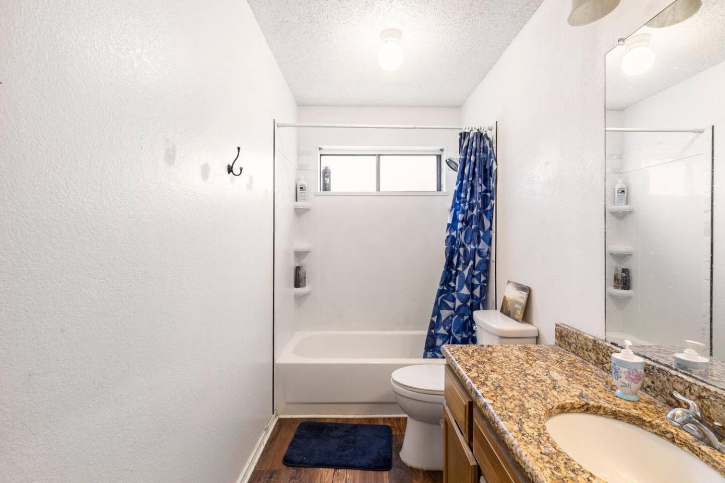 Queen Room with Shared Bathroom photo 2