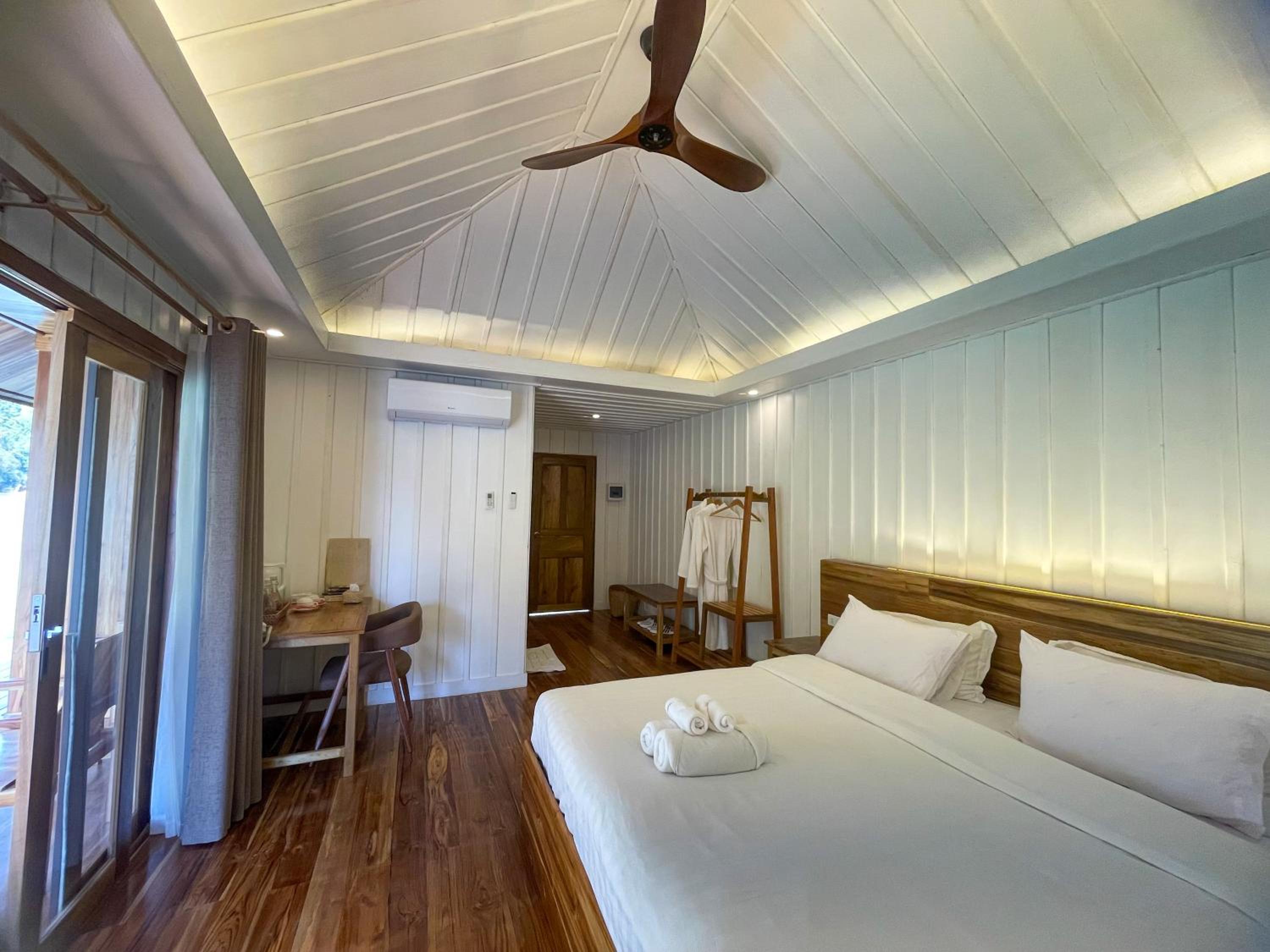 One-Bedroom Chalet with River and Mountain View  photo 3