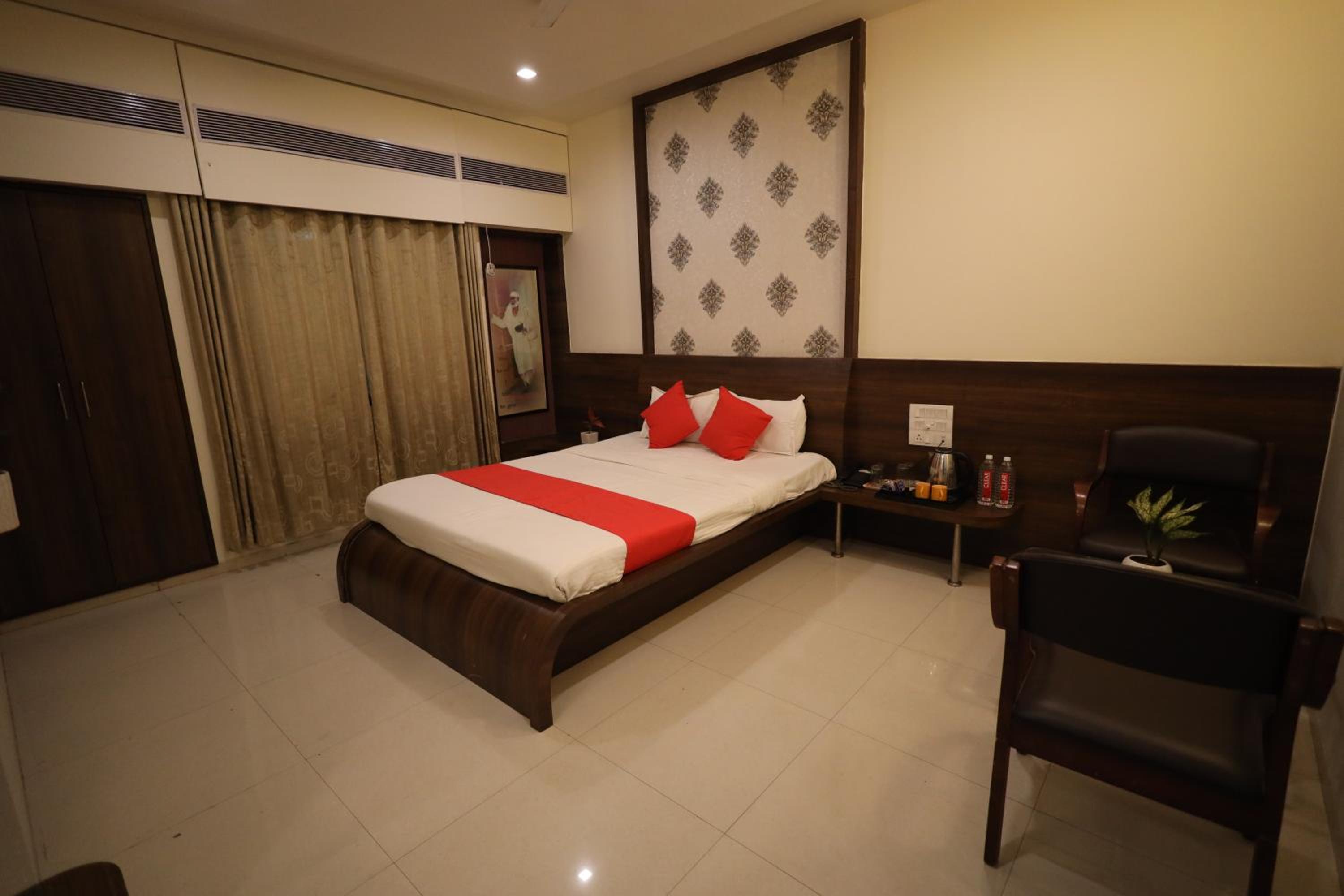 Deluxe Room - Photo 16