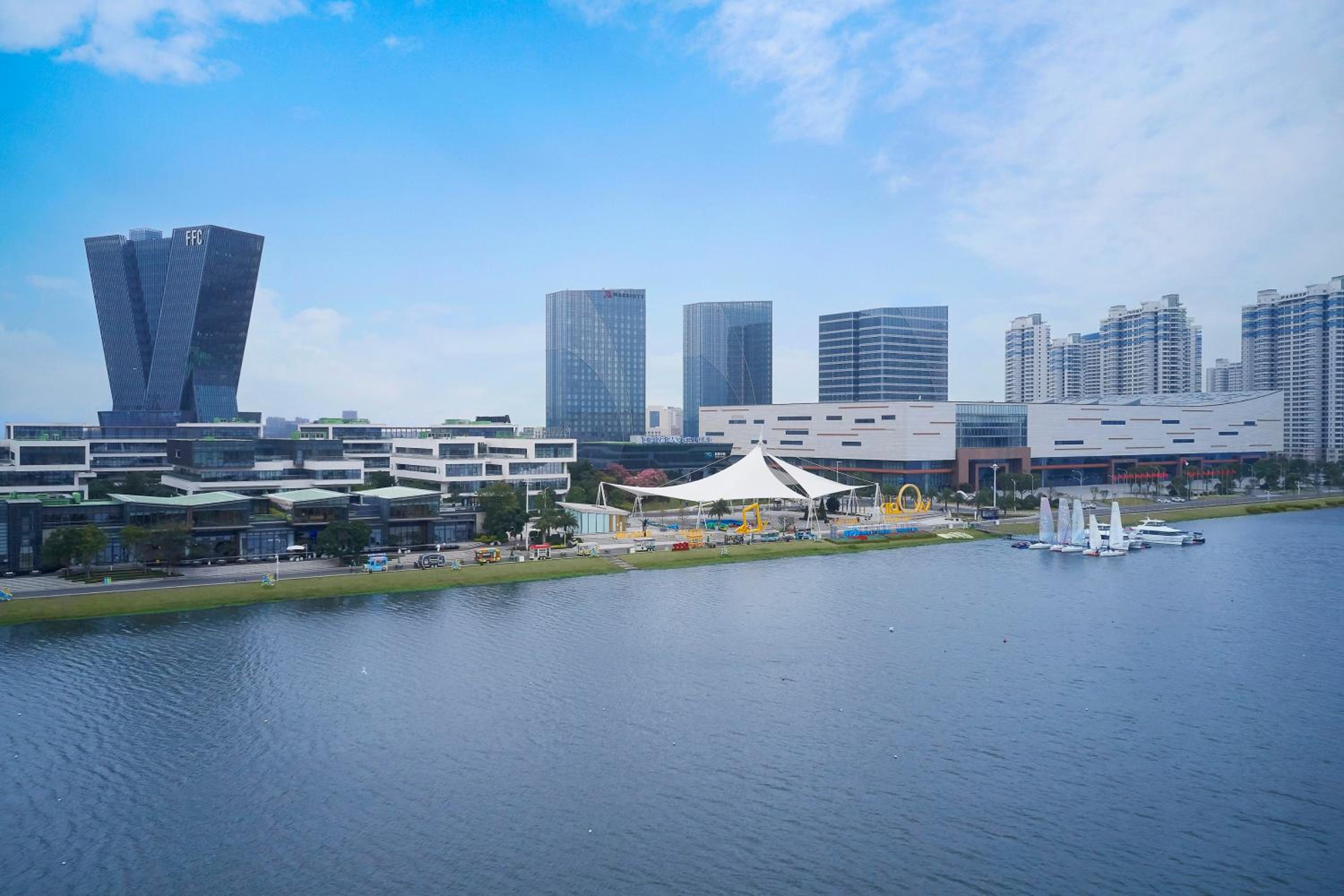 豪华客房,配有特大床、沙发床和海湾景观