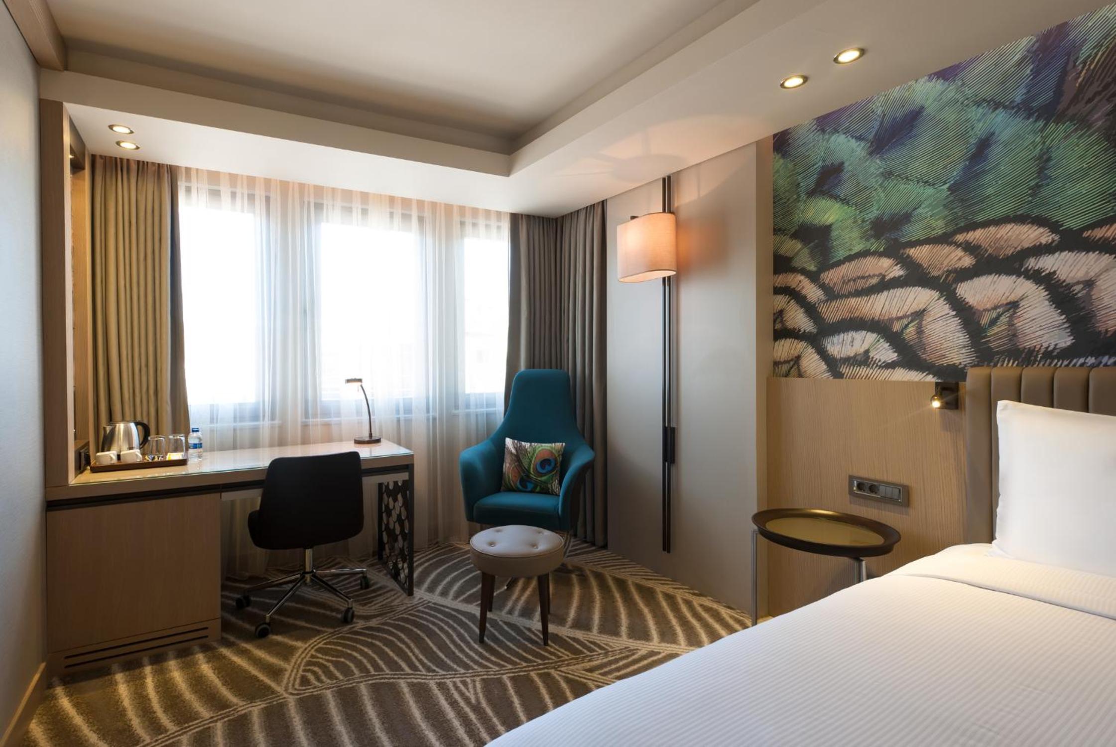 Superior King Room thumbnail 6