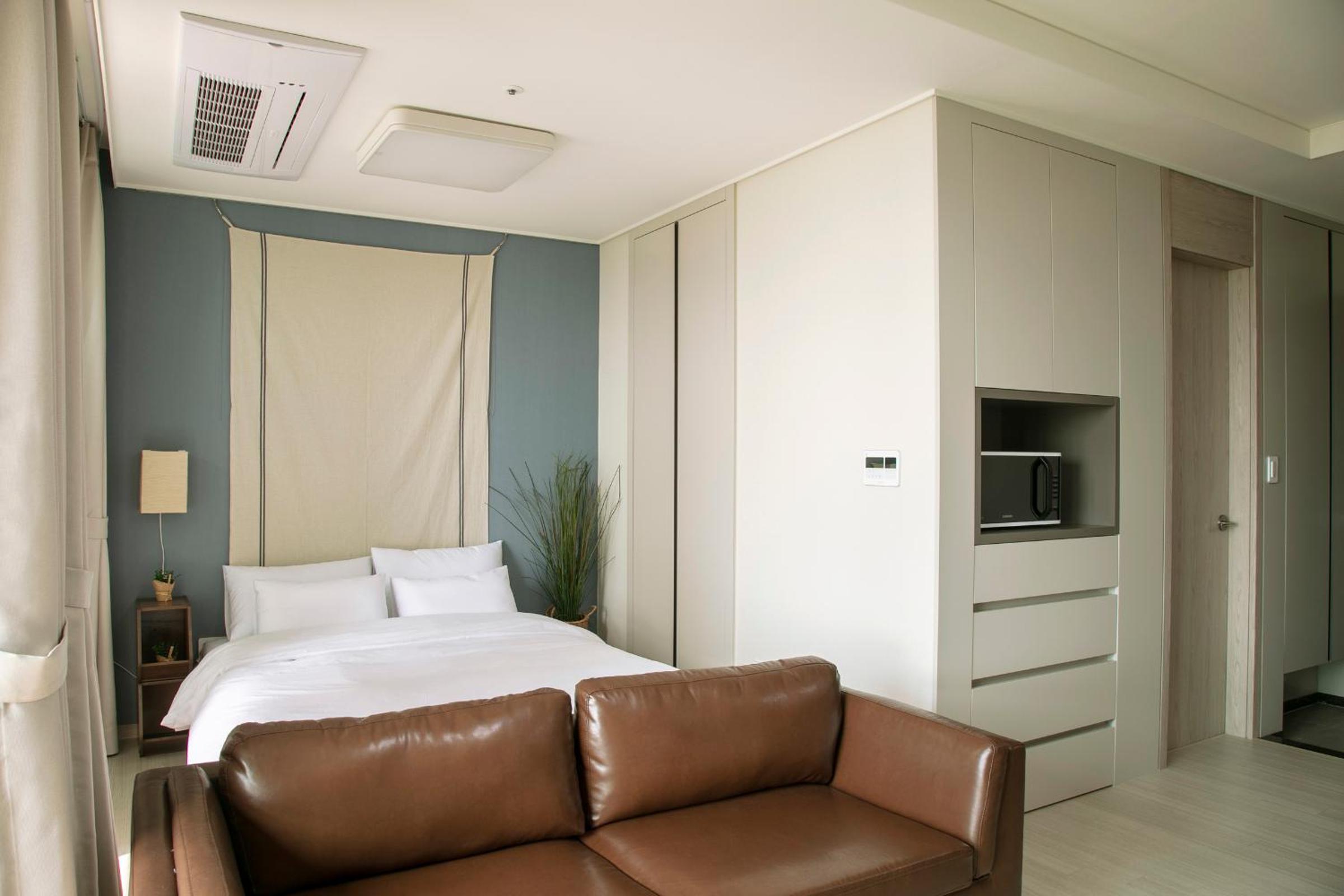 Suite - Photo 15