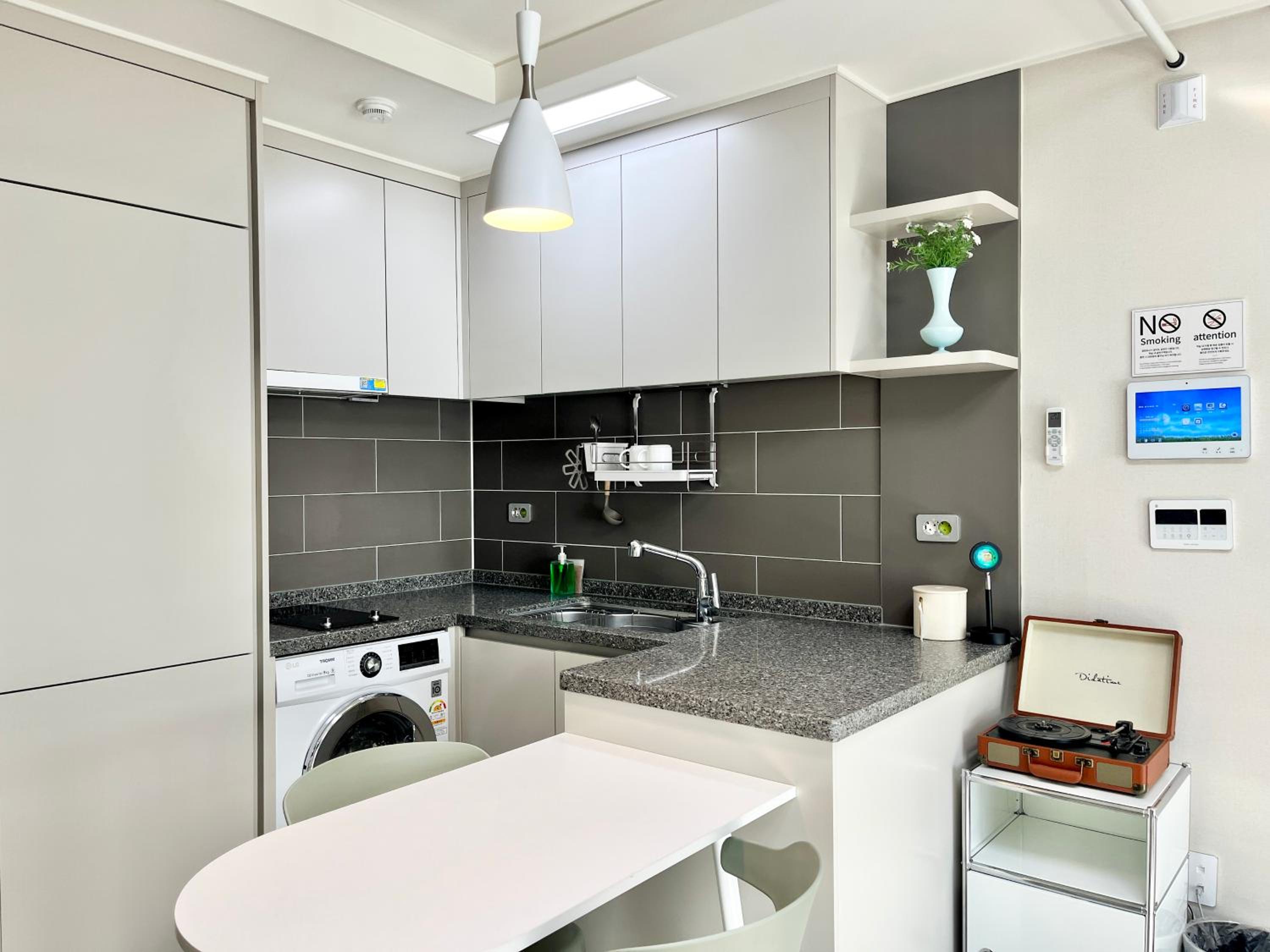 Suite - Photo 19