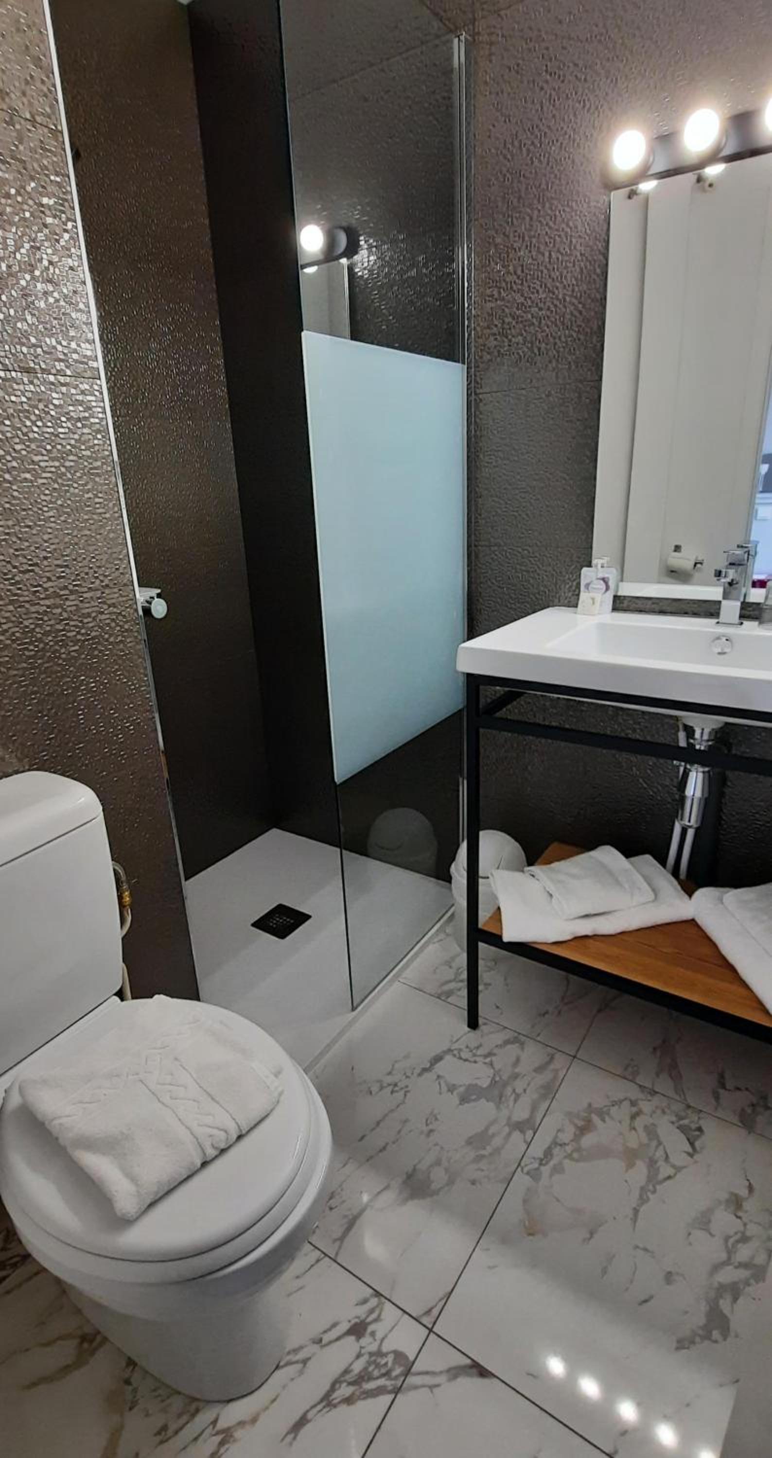 Classic Double Room - Photo 25