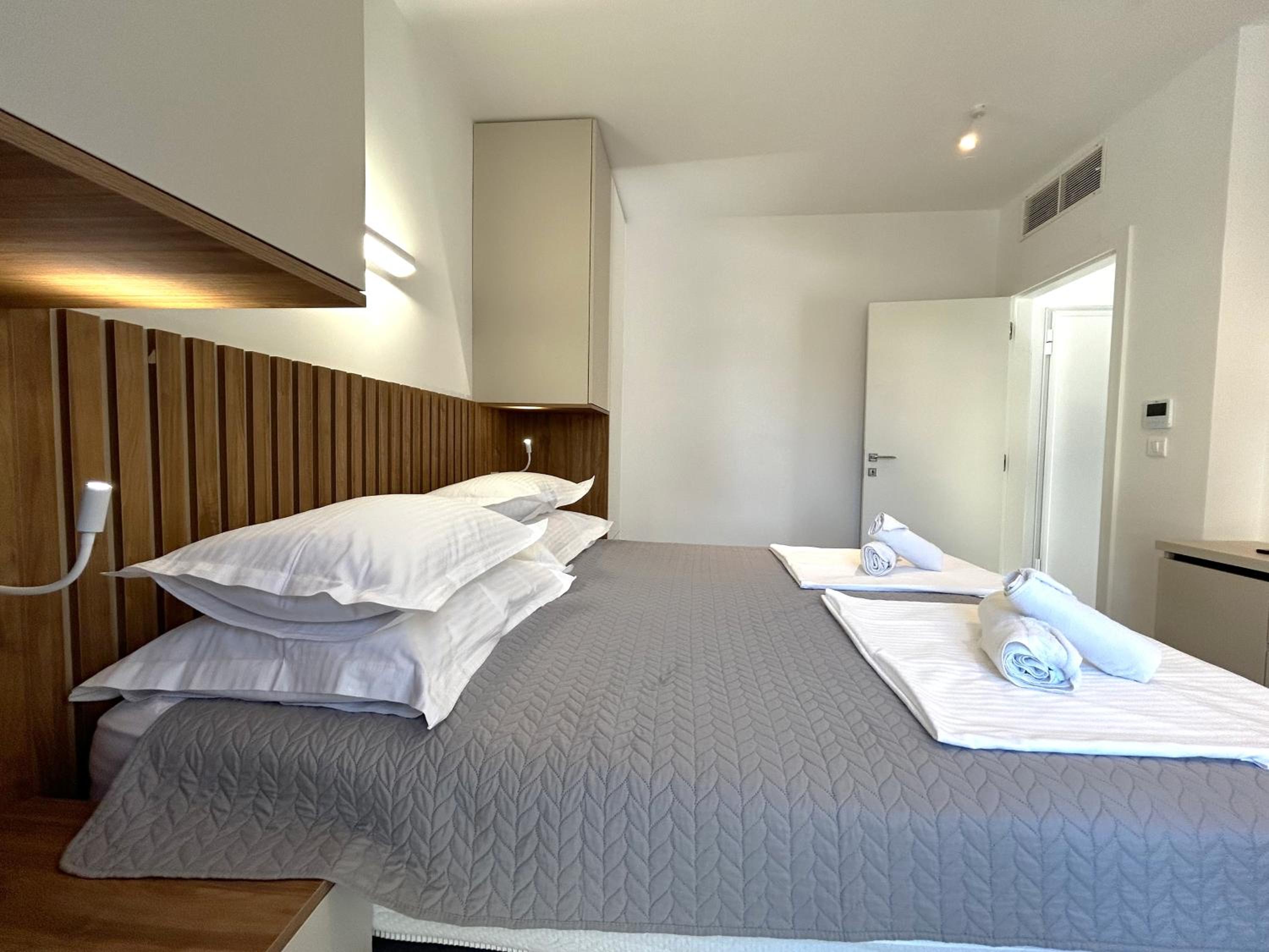 One-Bedroom Apartment photo 2