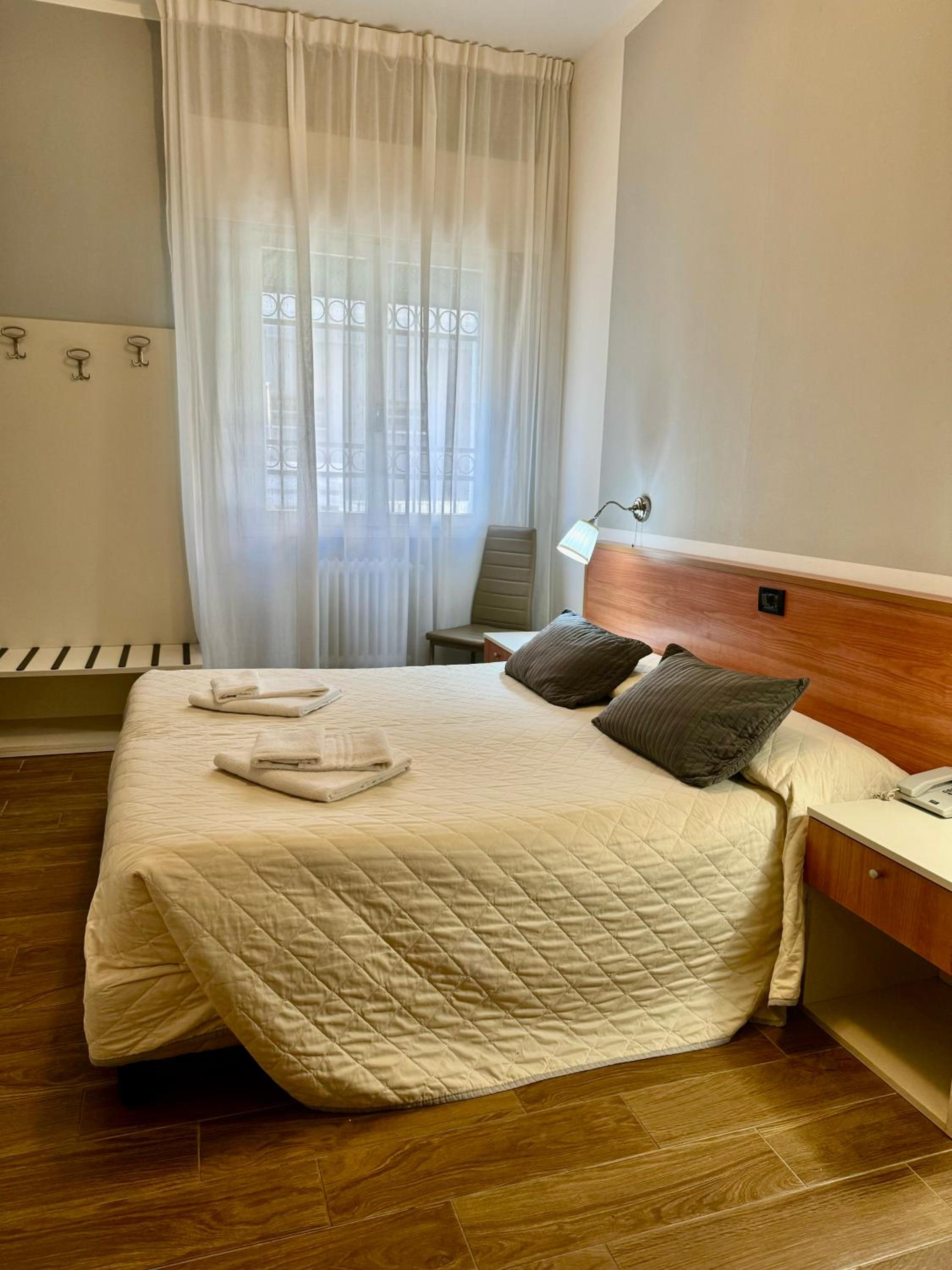 Double or Twin Room - Photo 4