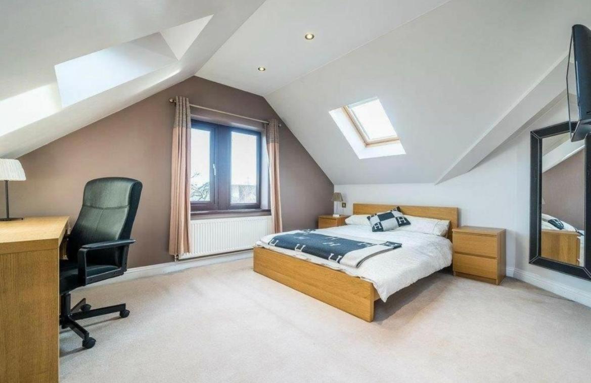 Five-Bedroom House photo 1