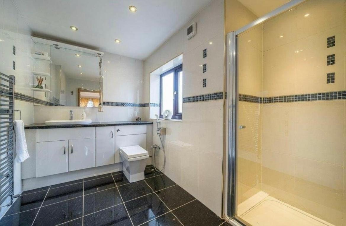 Five-Bedroom House photo 2