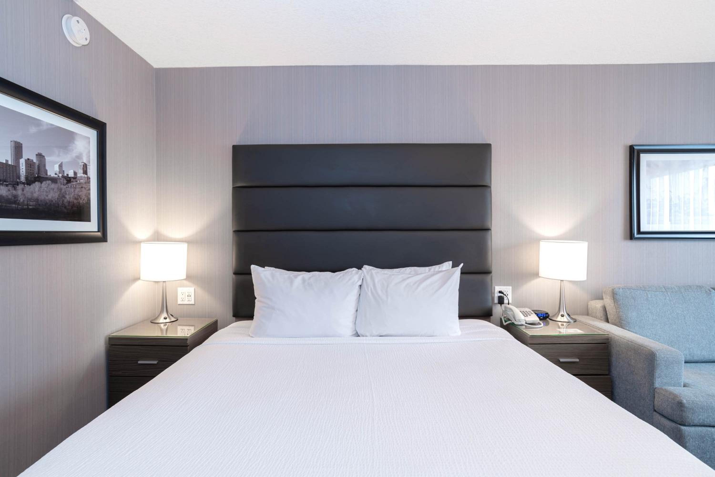 Standard Room, 1 King Bed, Sofa Bed - Photo 4