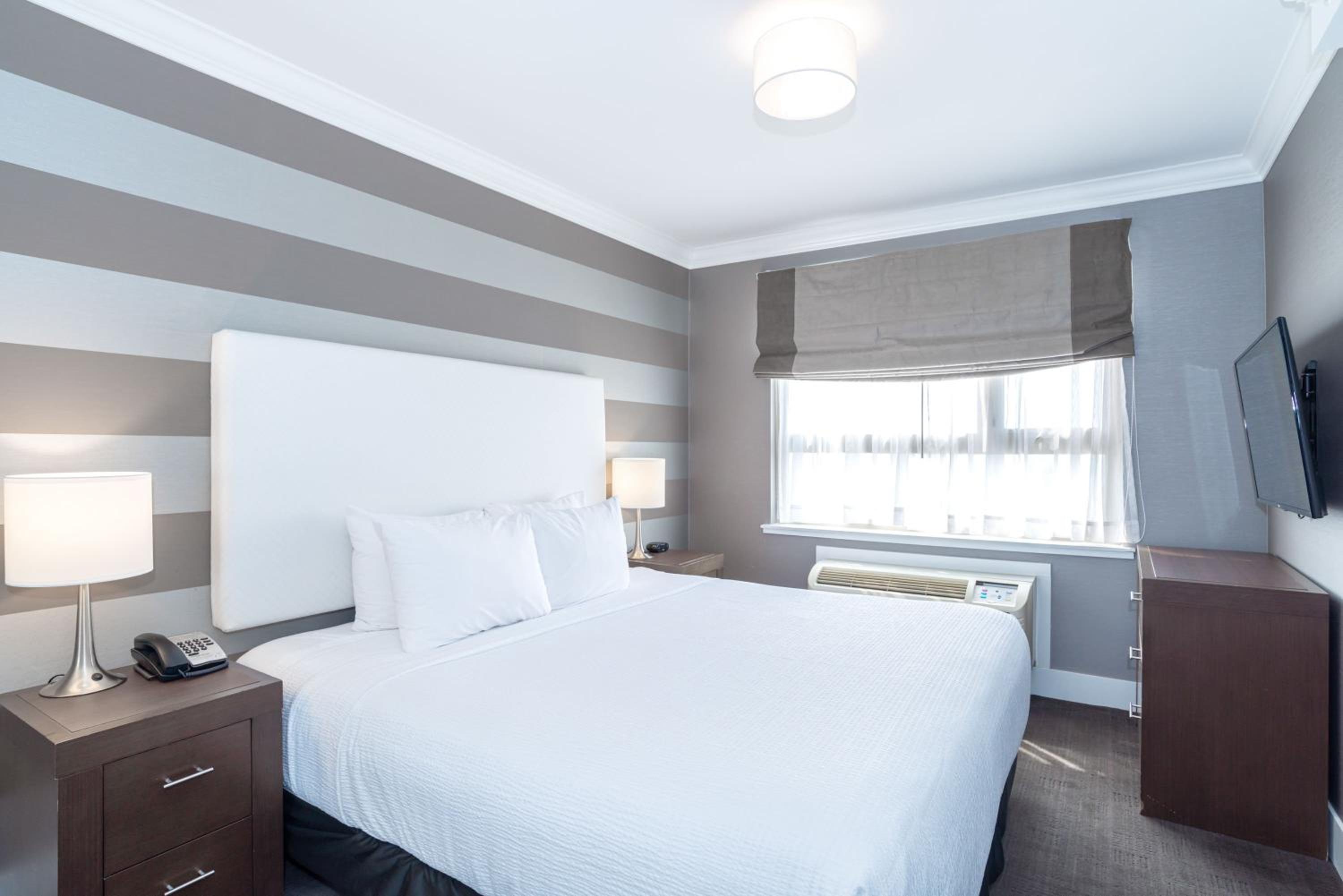 Tower Suite, 1 King Bed, Sofa Bed, Kitchen, W/D, Balcony photo 1
