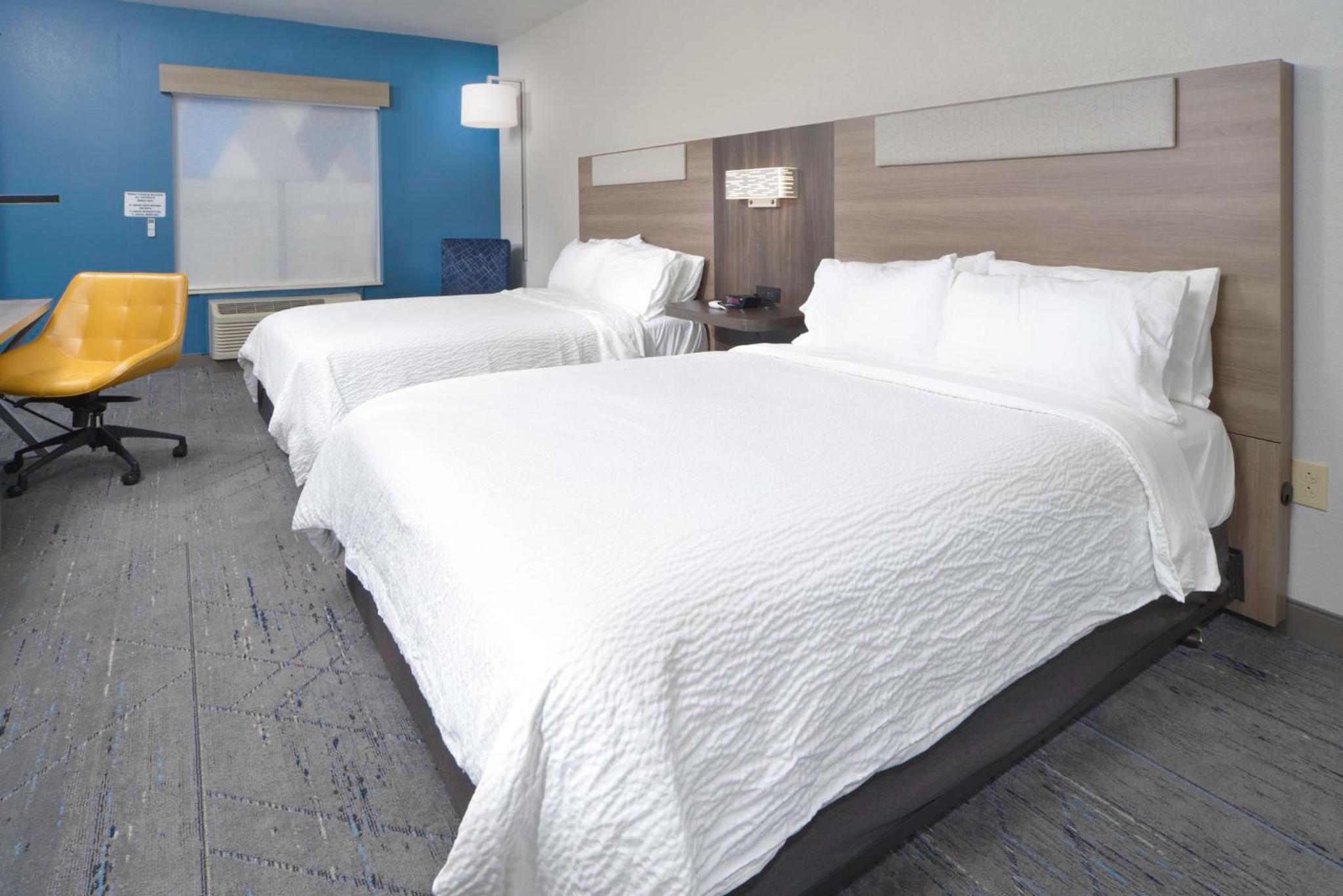 Standard Room with Two Queen Beds - Photo 1