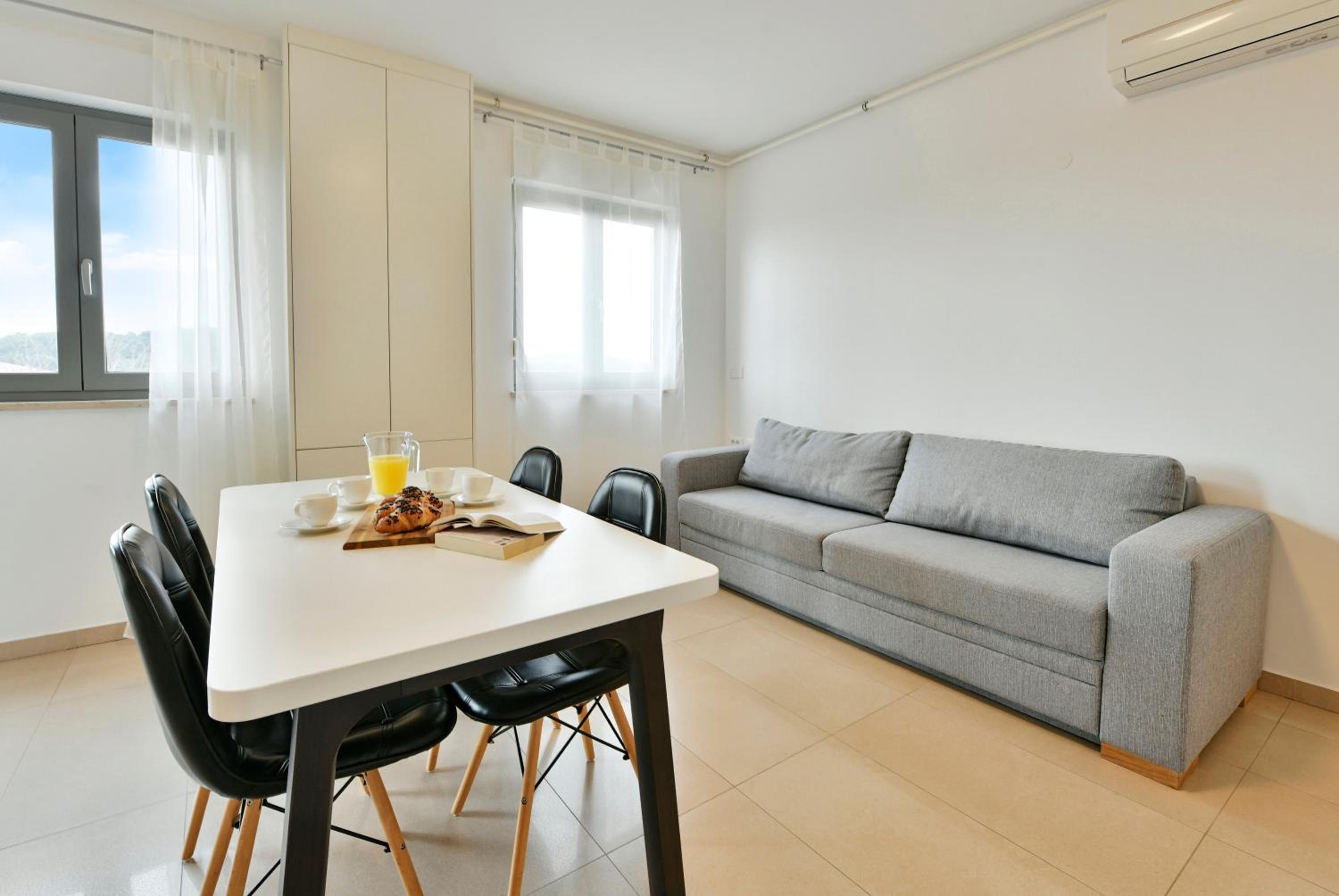 Apartment with Balcony photo 3