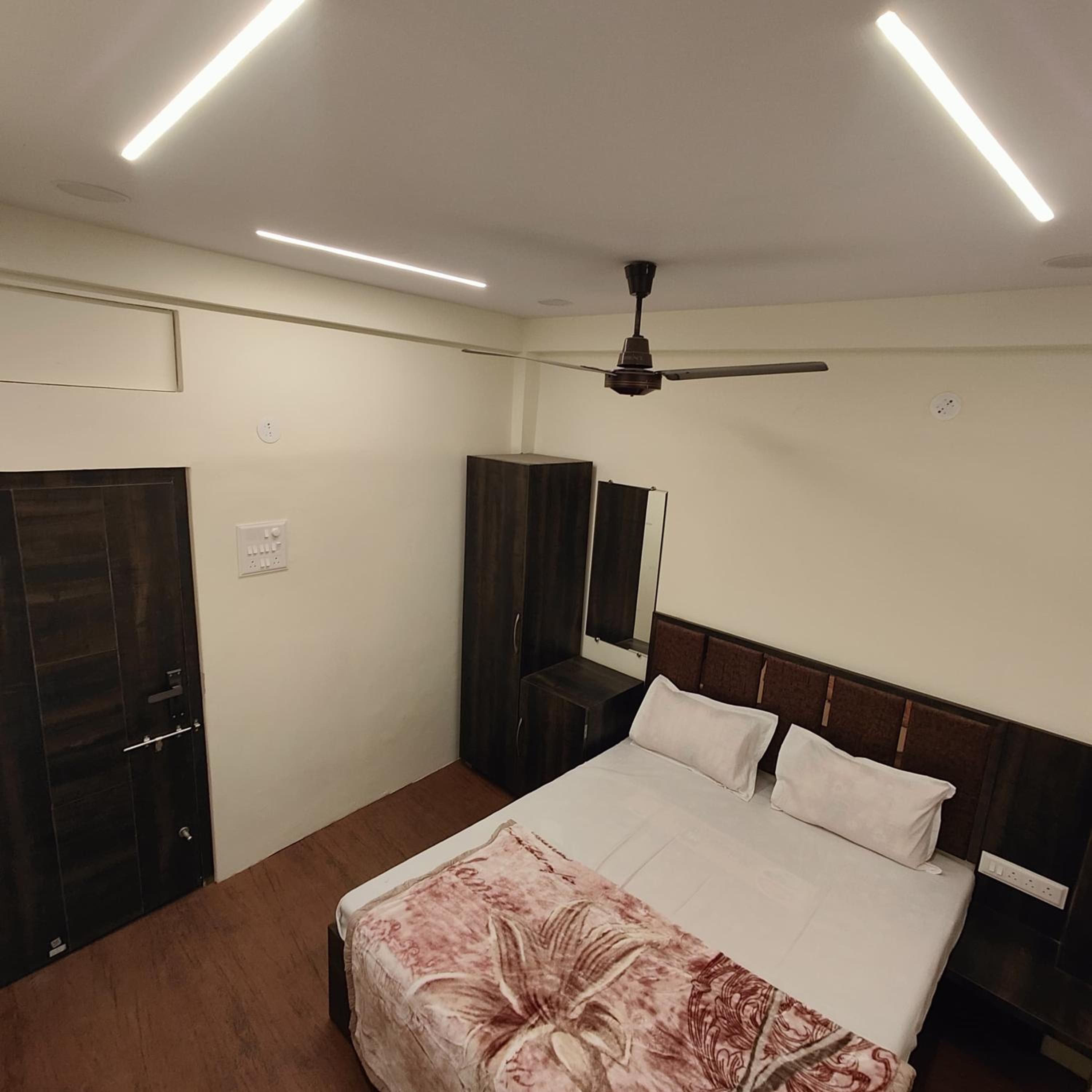 Deluxe Double Room (2 Adults + 1 Child) photo 2