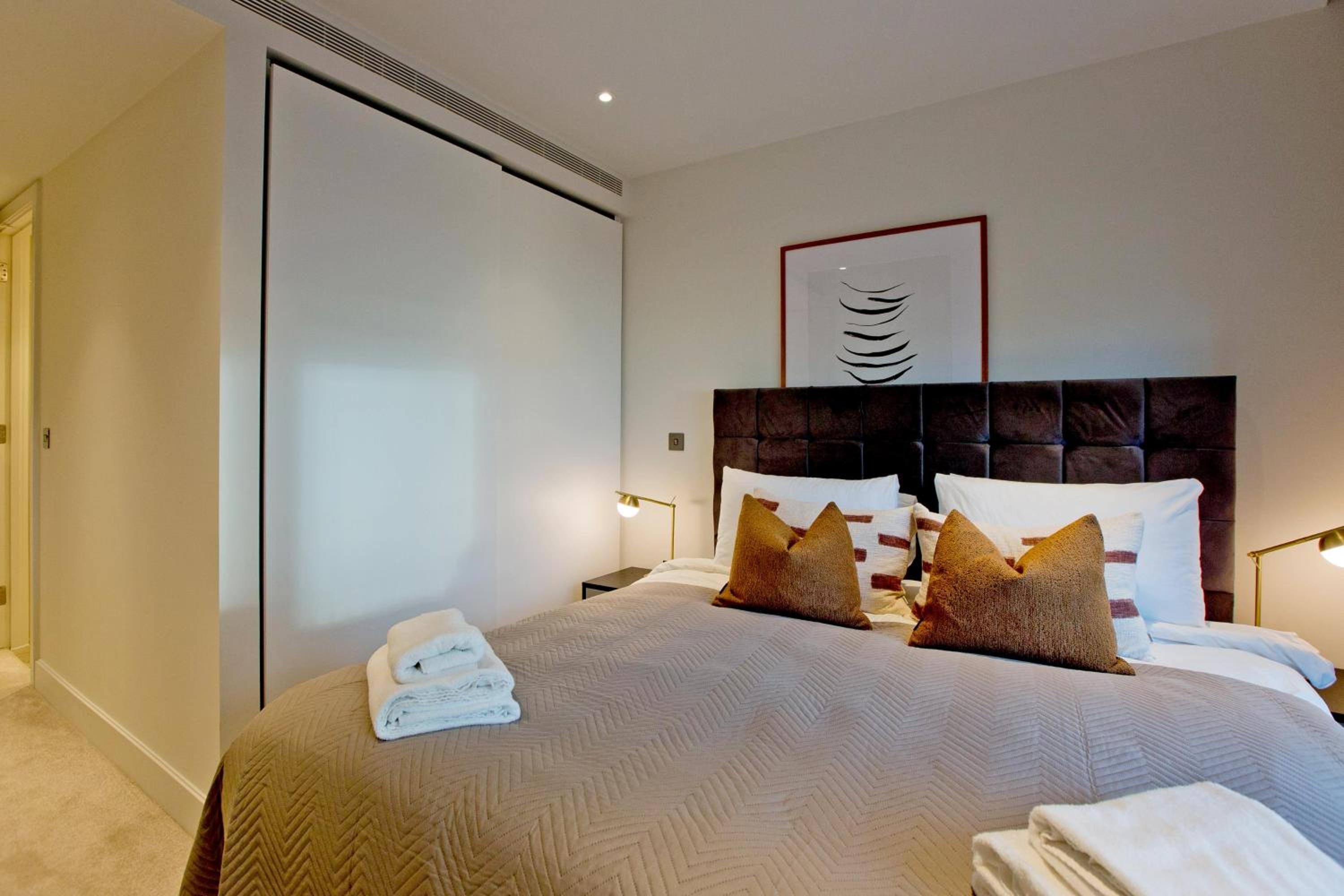 Two-Bedroom Apartment with Balcony photo 2