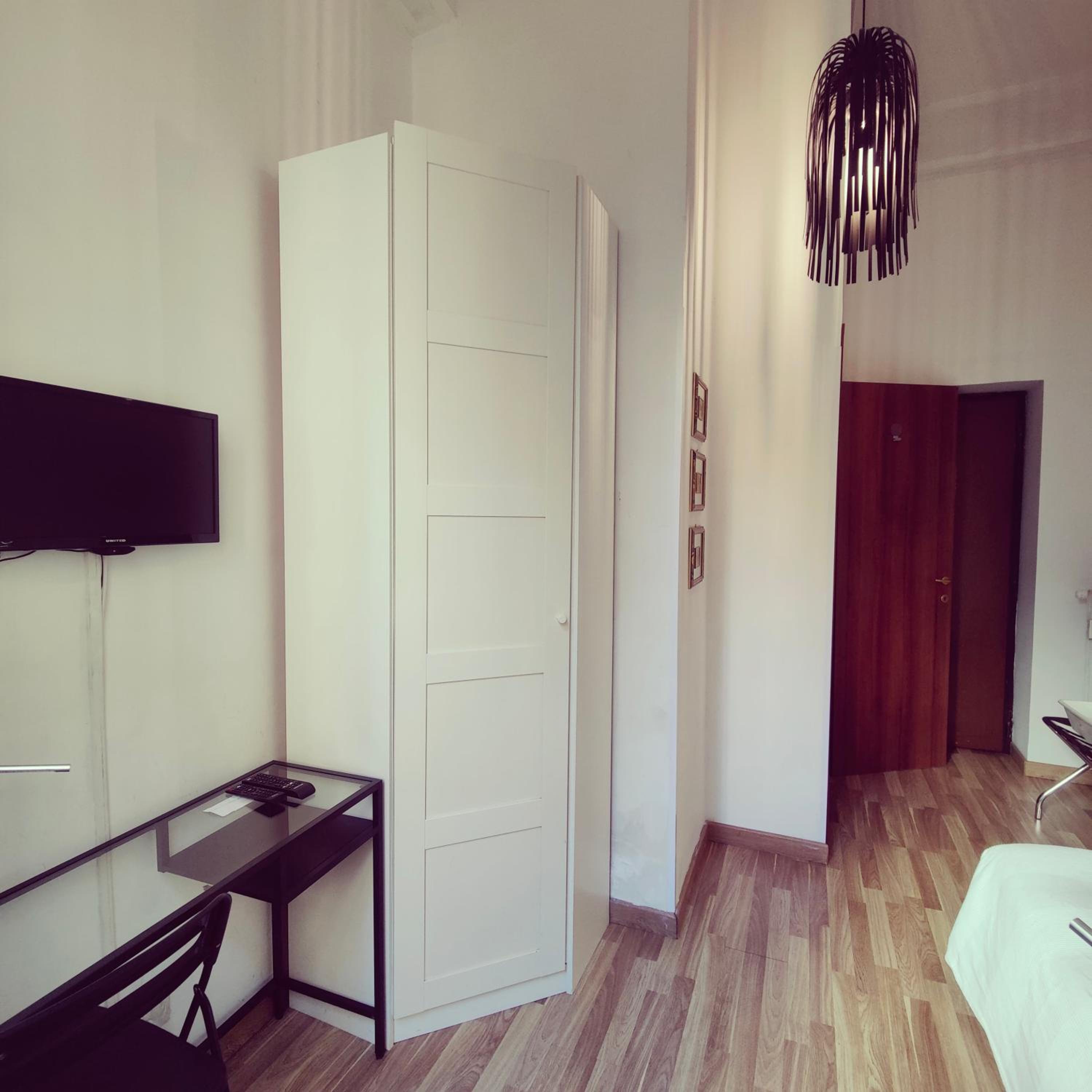 Single Room with Bathroom photo 3
