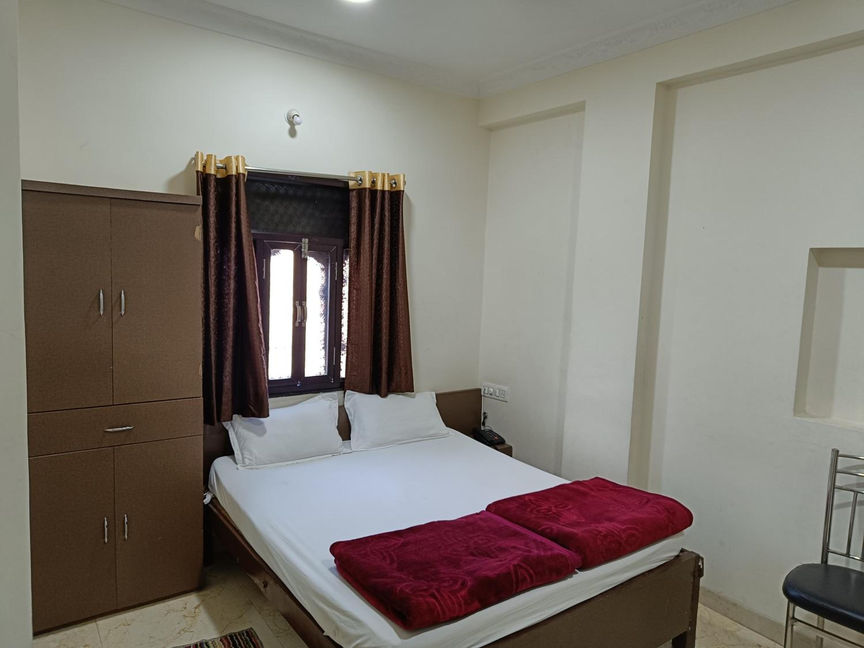 Deluxe Room (2 Adults + 1 Child)