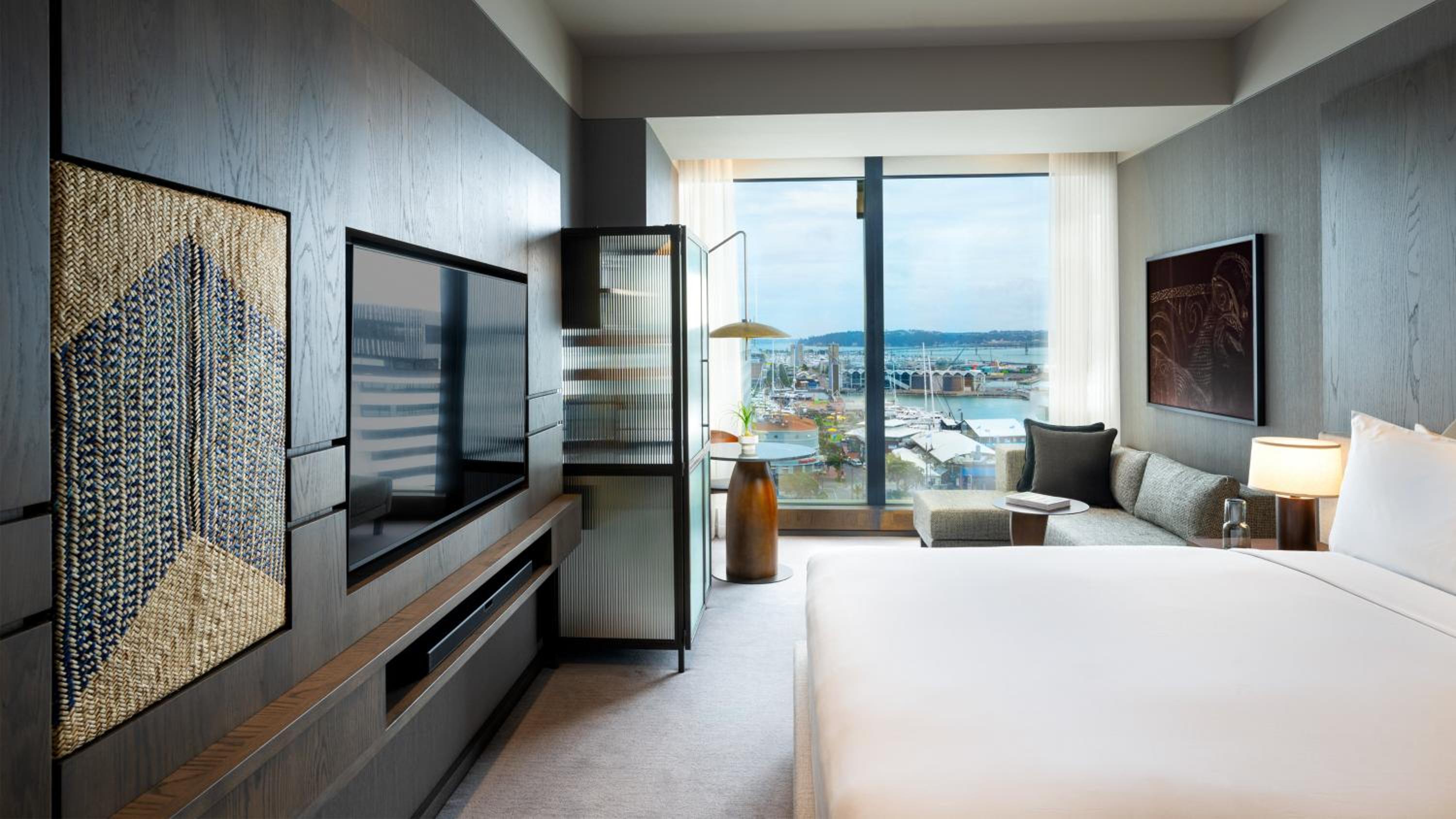 Classic King Room with City View - Photo 7