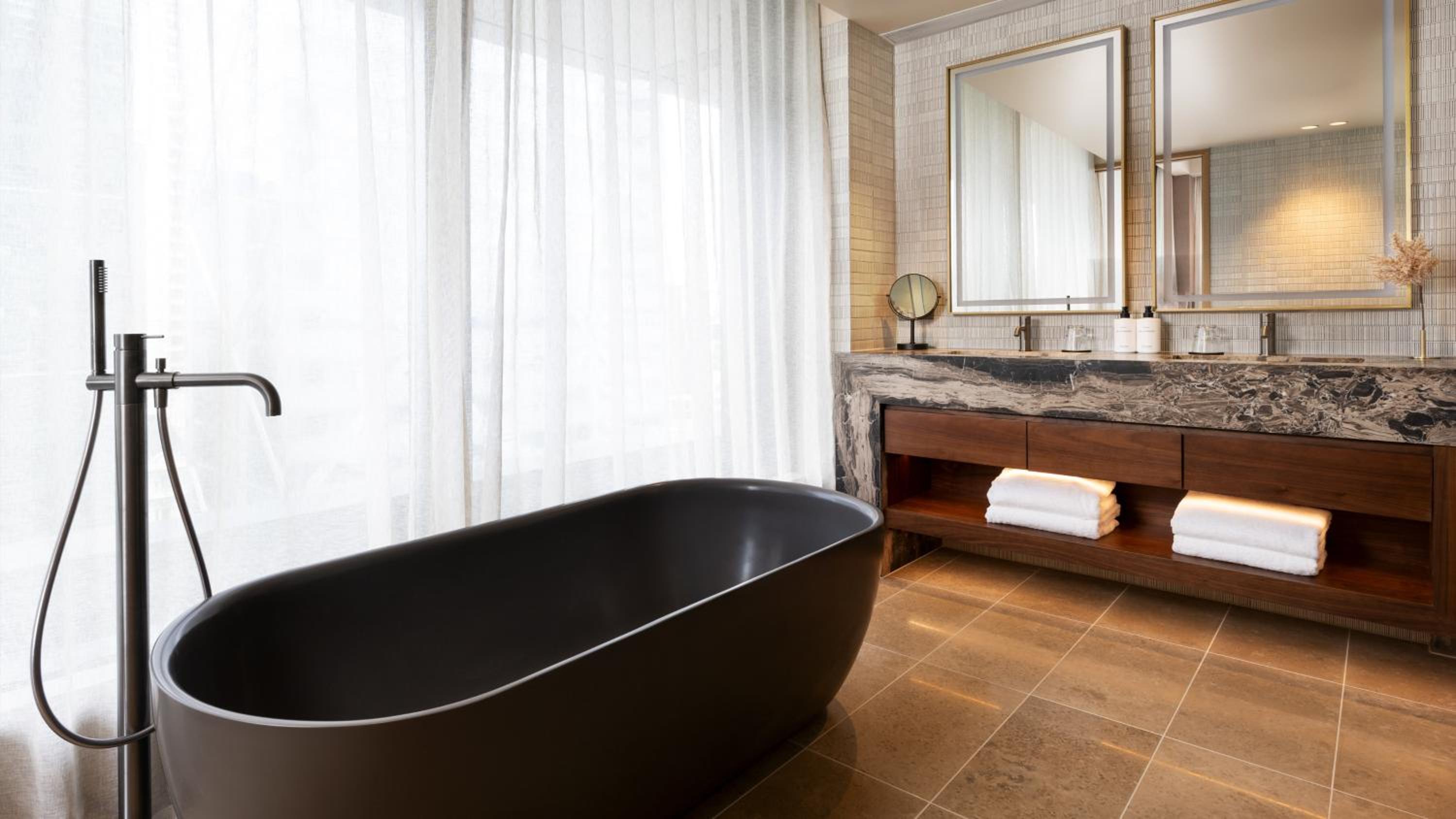 One-Bedroom Suite with Club Lounge Access - Photo 3