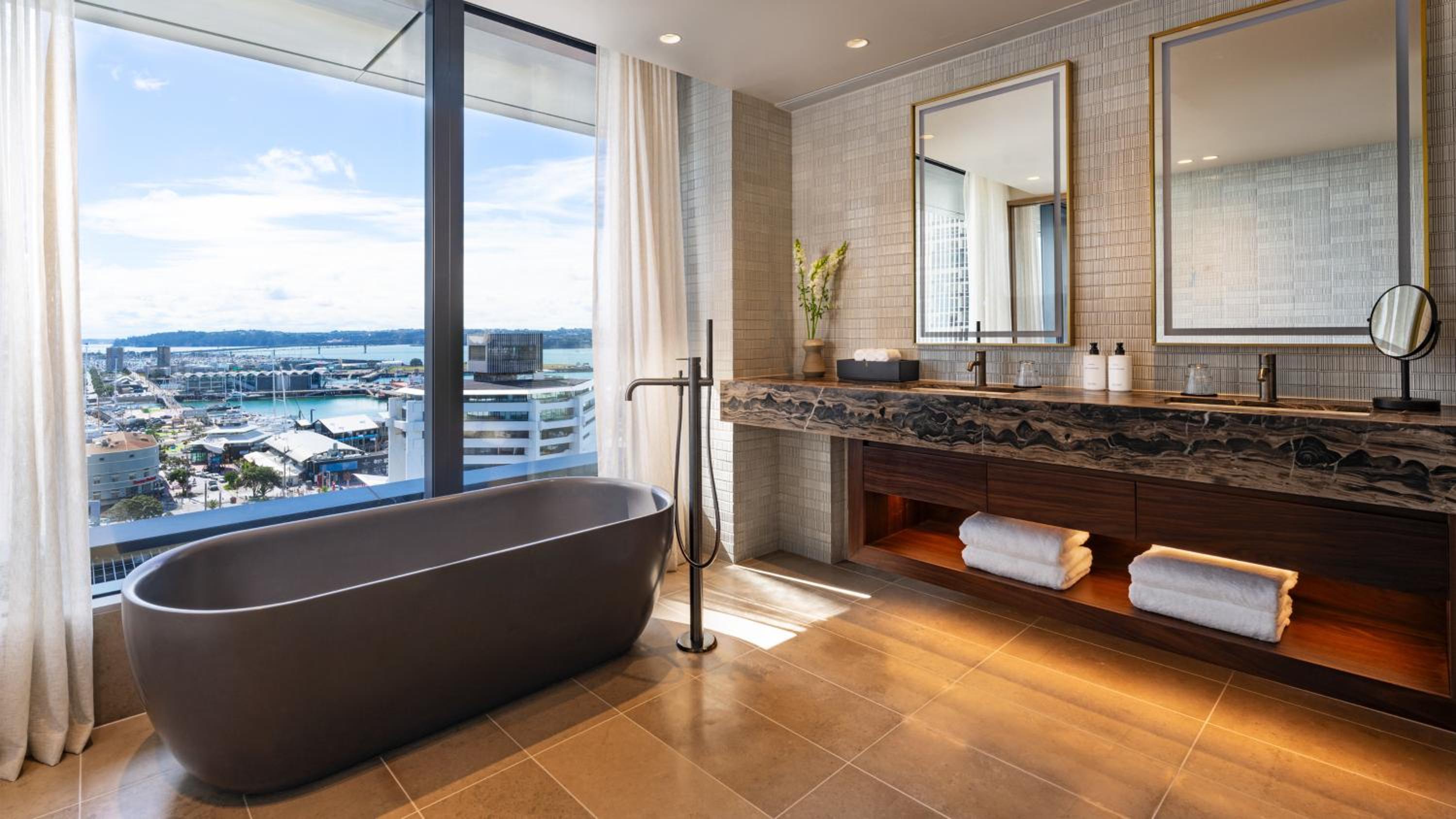 One-Bedroom Suite with City View - Club Lounge Access - Photo 6
