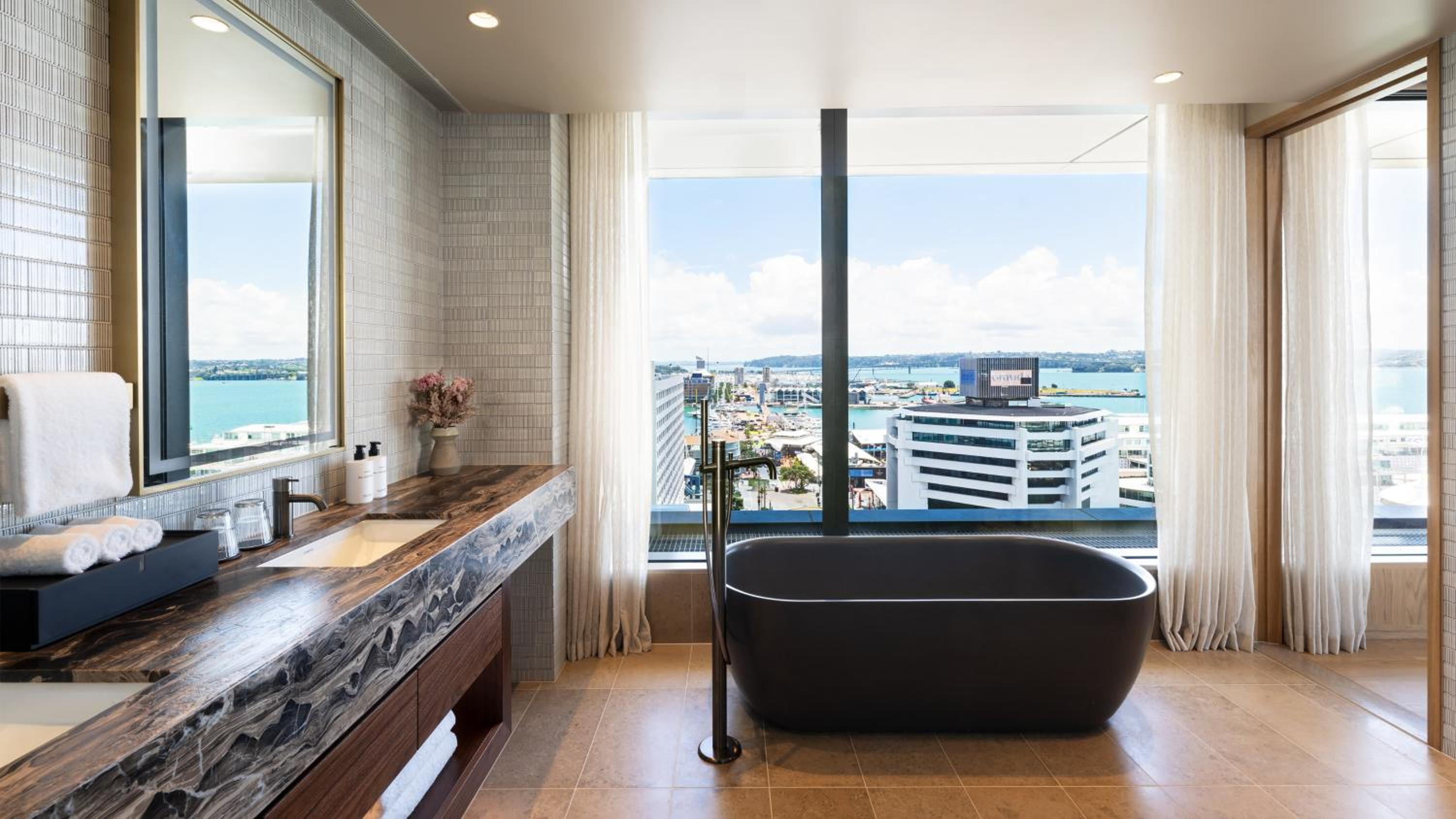One-Bedroom Suite with City View - Club Lounge Access - Photo 4