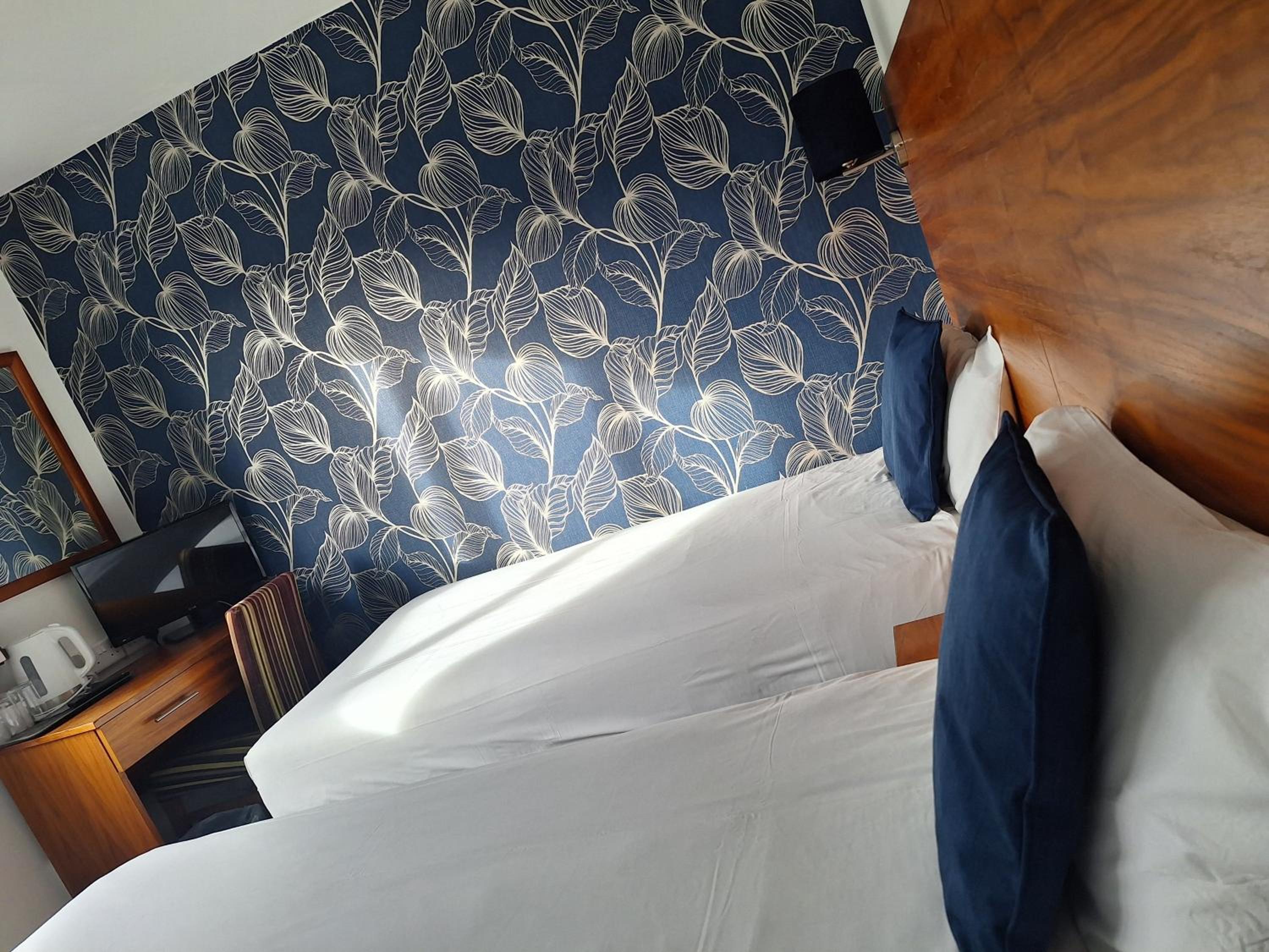Twin Room with Private Bathroom photo 3
