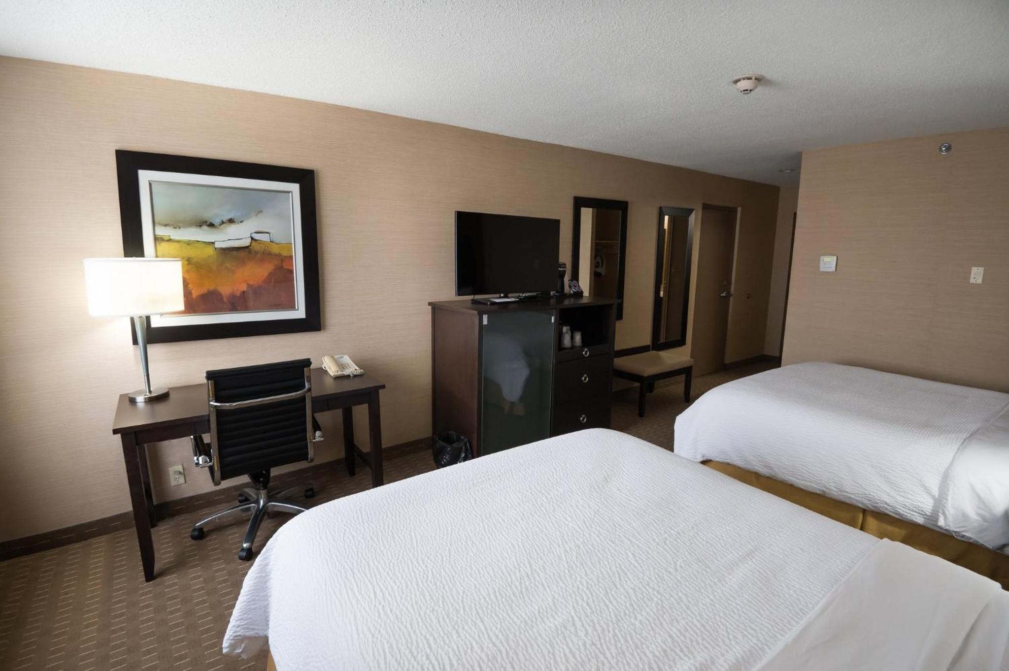 Standard Room with Two Queen Beds - Photo 5