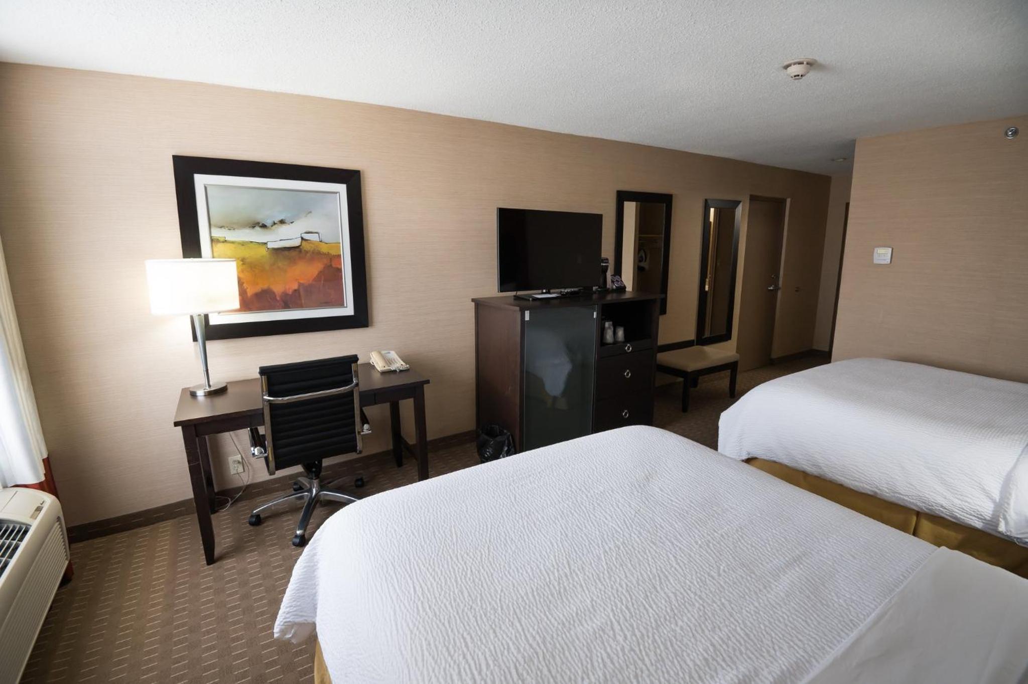Standard Room with Two Queen Beds - Photo 3