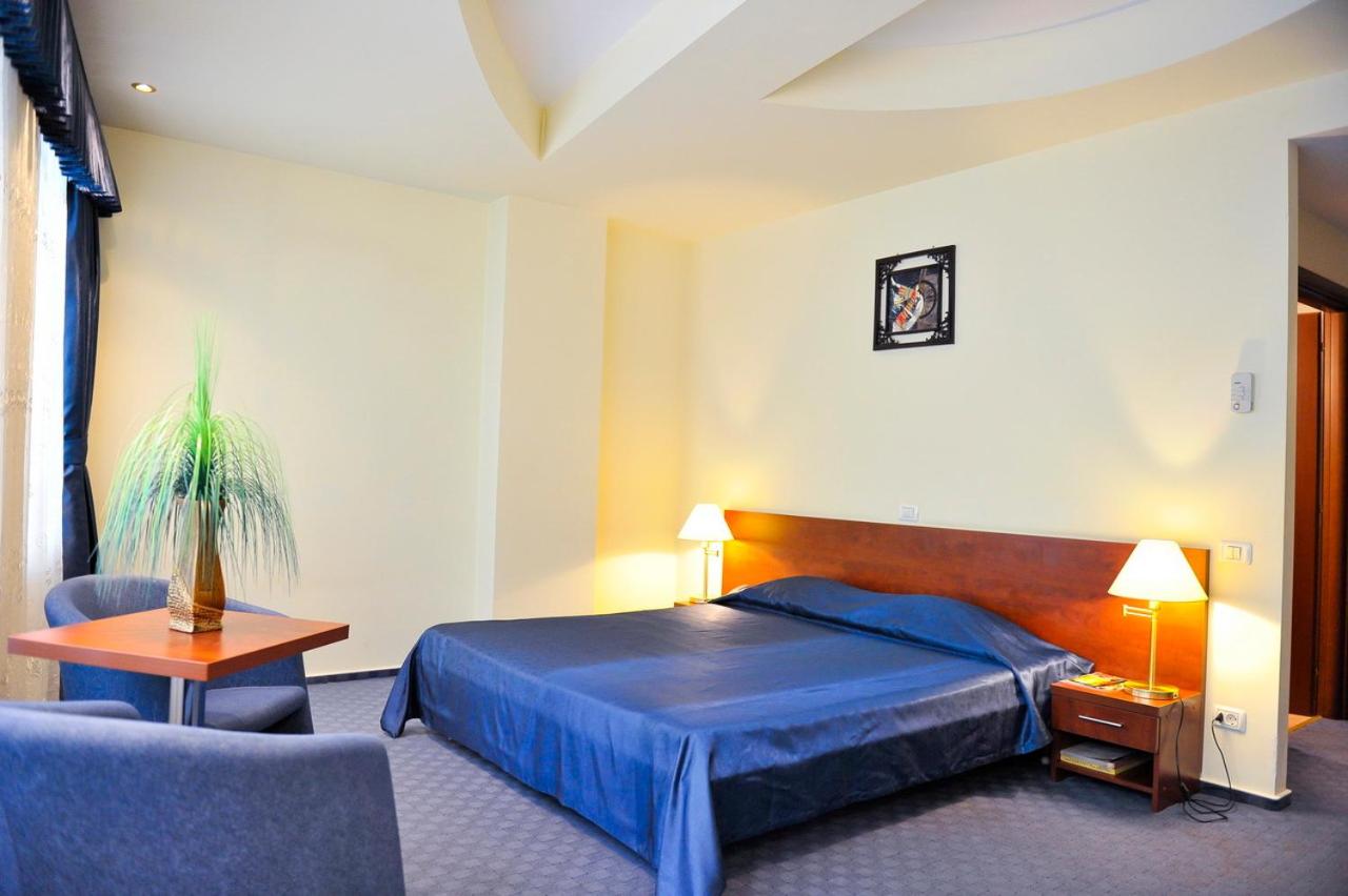 Standard Double Room - Photo 11