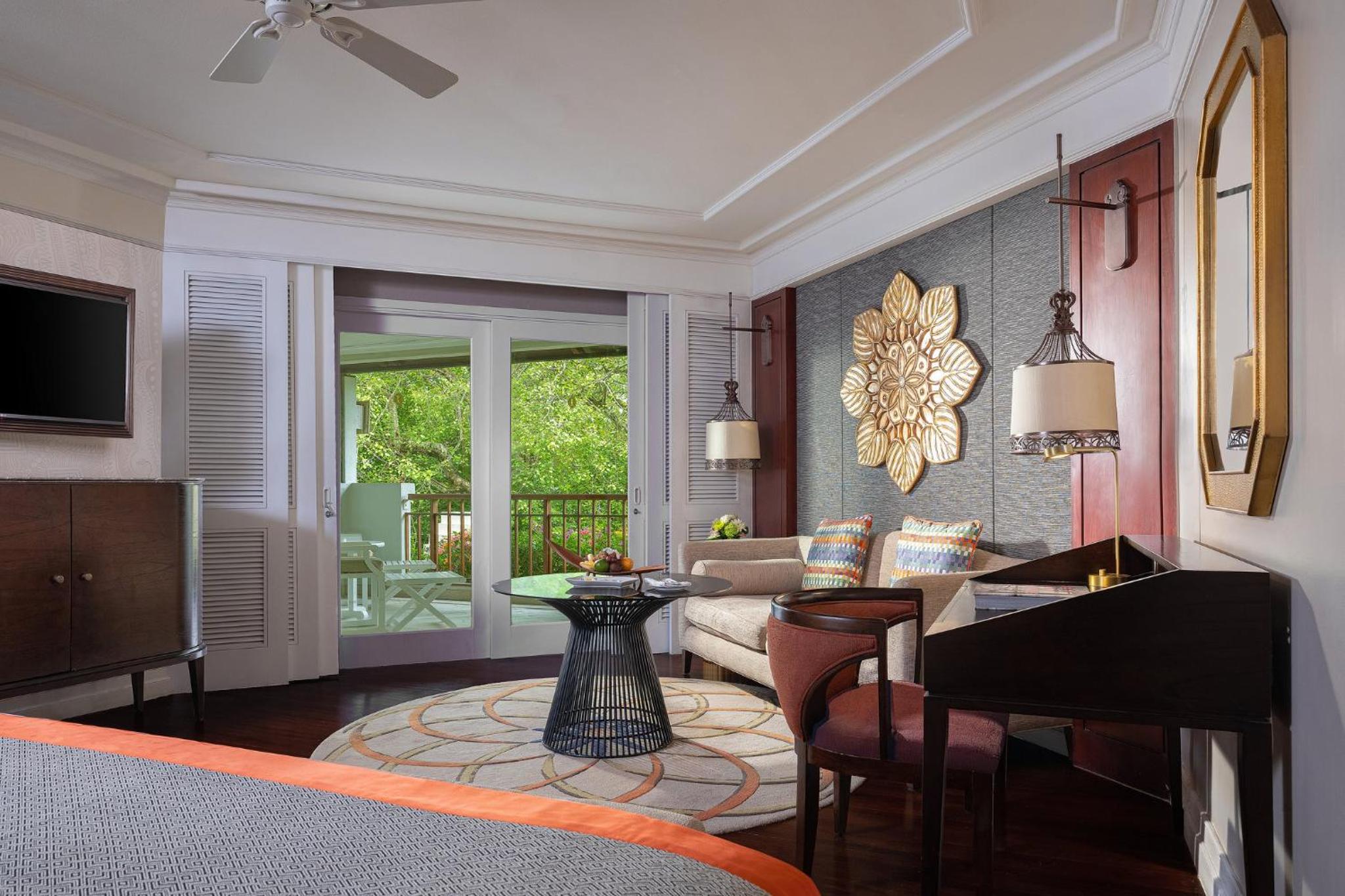 Classic King Room with Balcony and Garden View - Photo 3