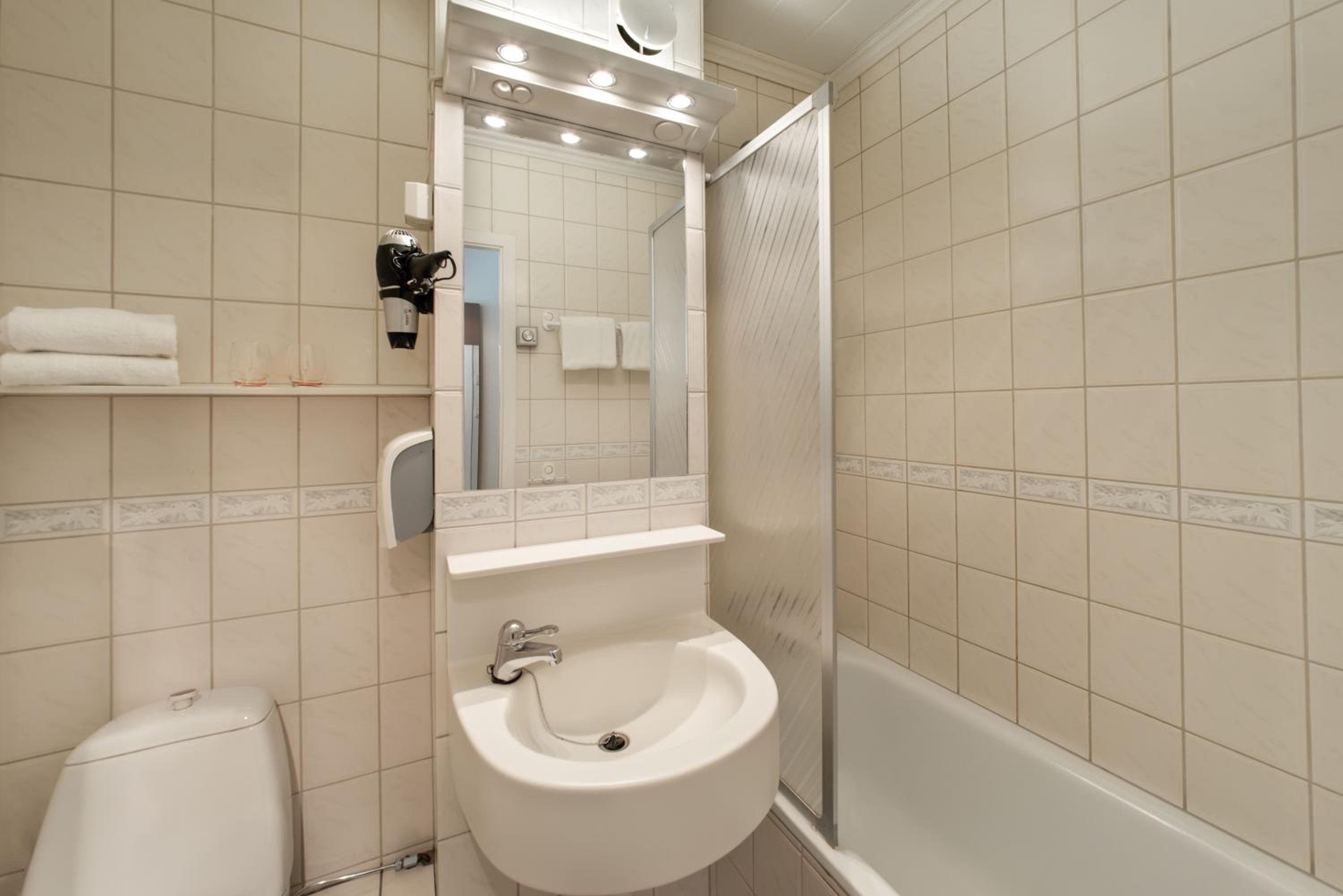 Standard Twin Room - Photo 2
