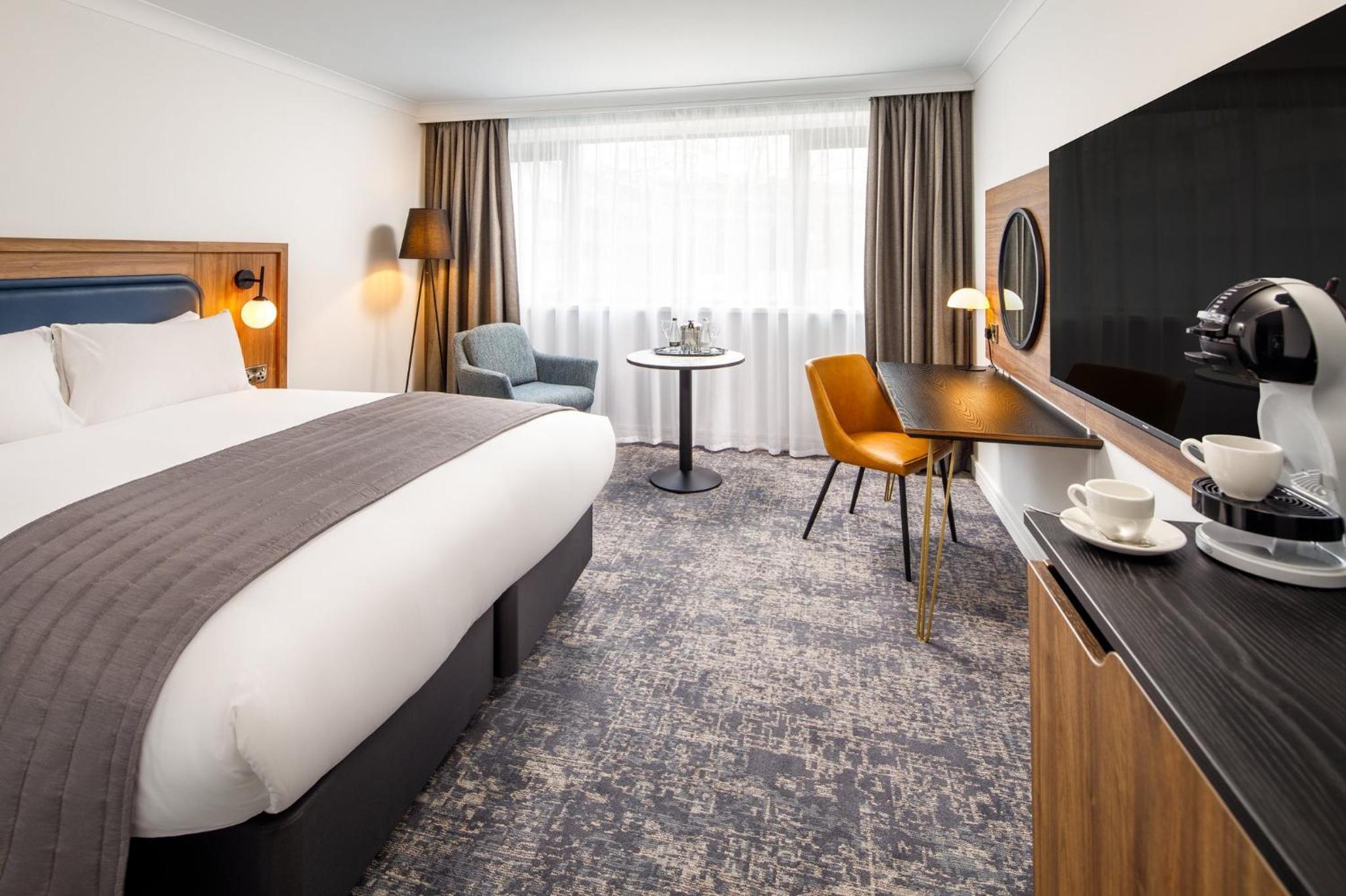 Premium King Room - Photo 10