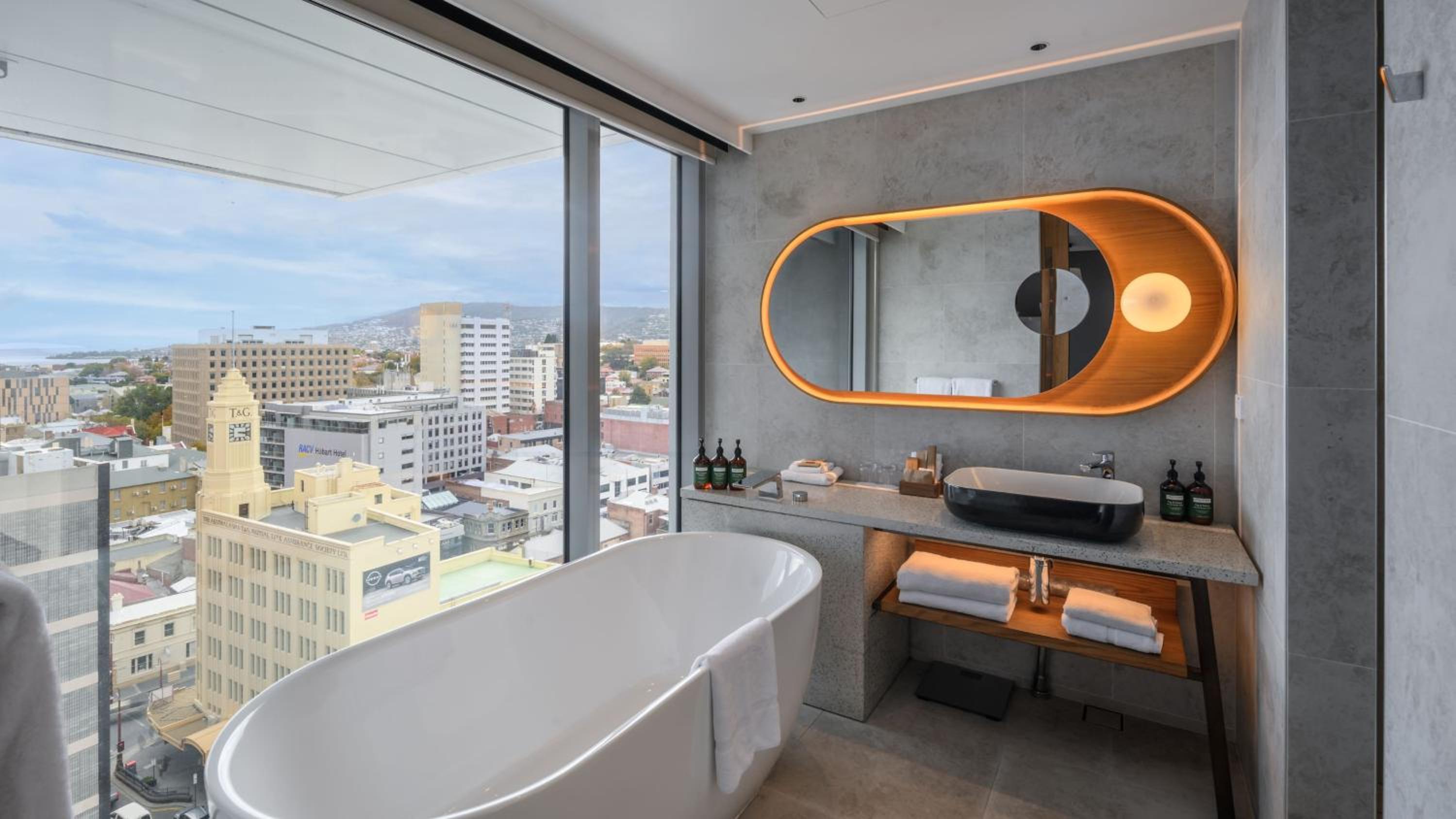 Junior King Suite with City View - Photo 9
