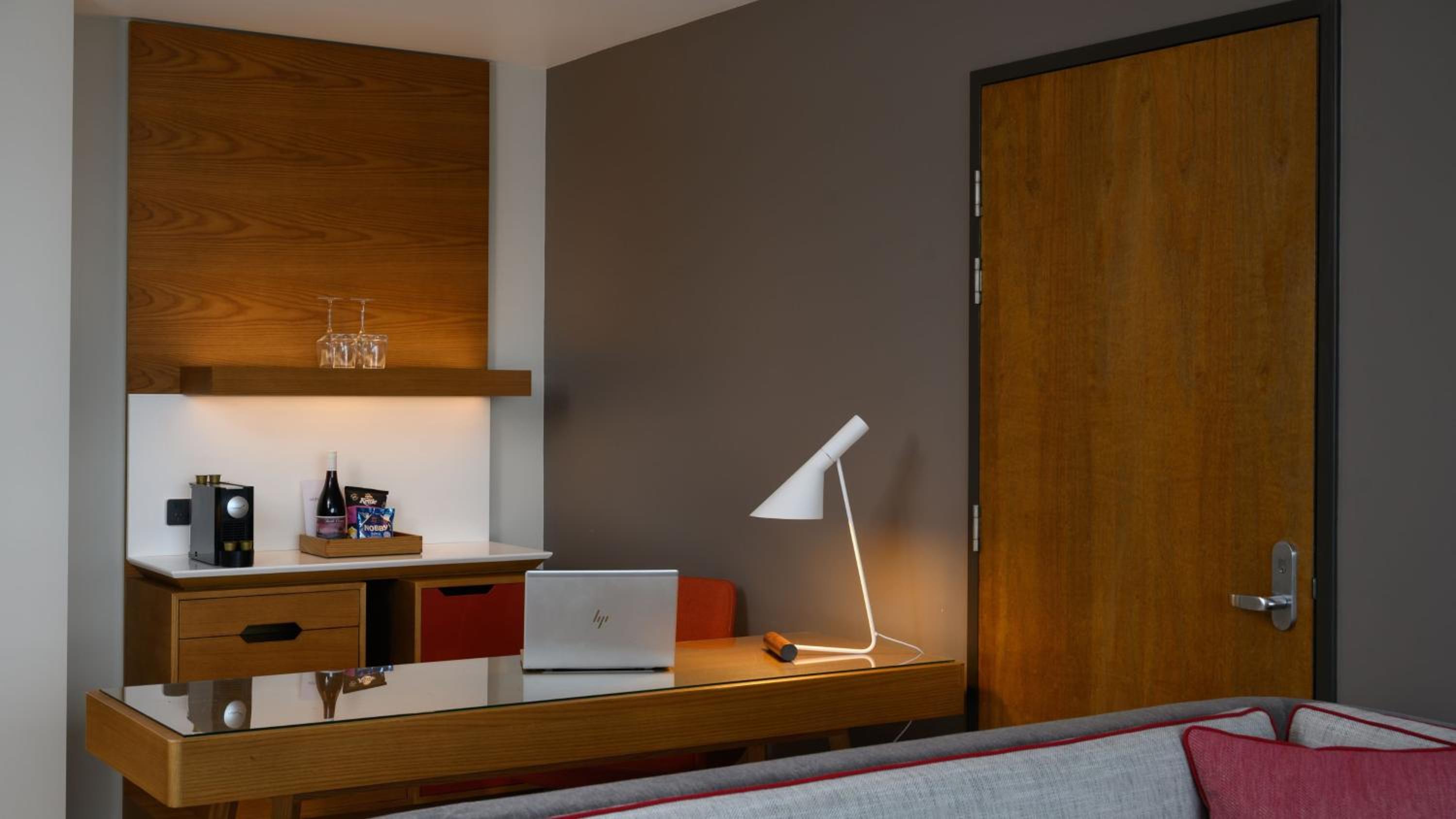 Junior King Suite with City View - Photo 10
