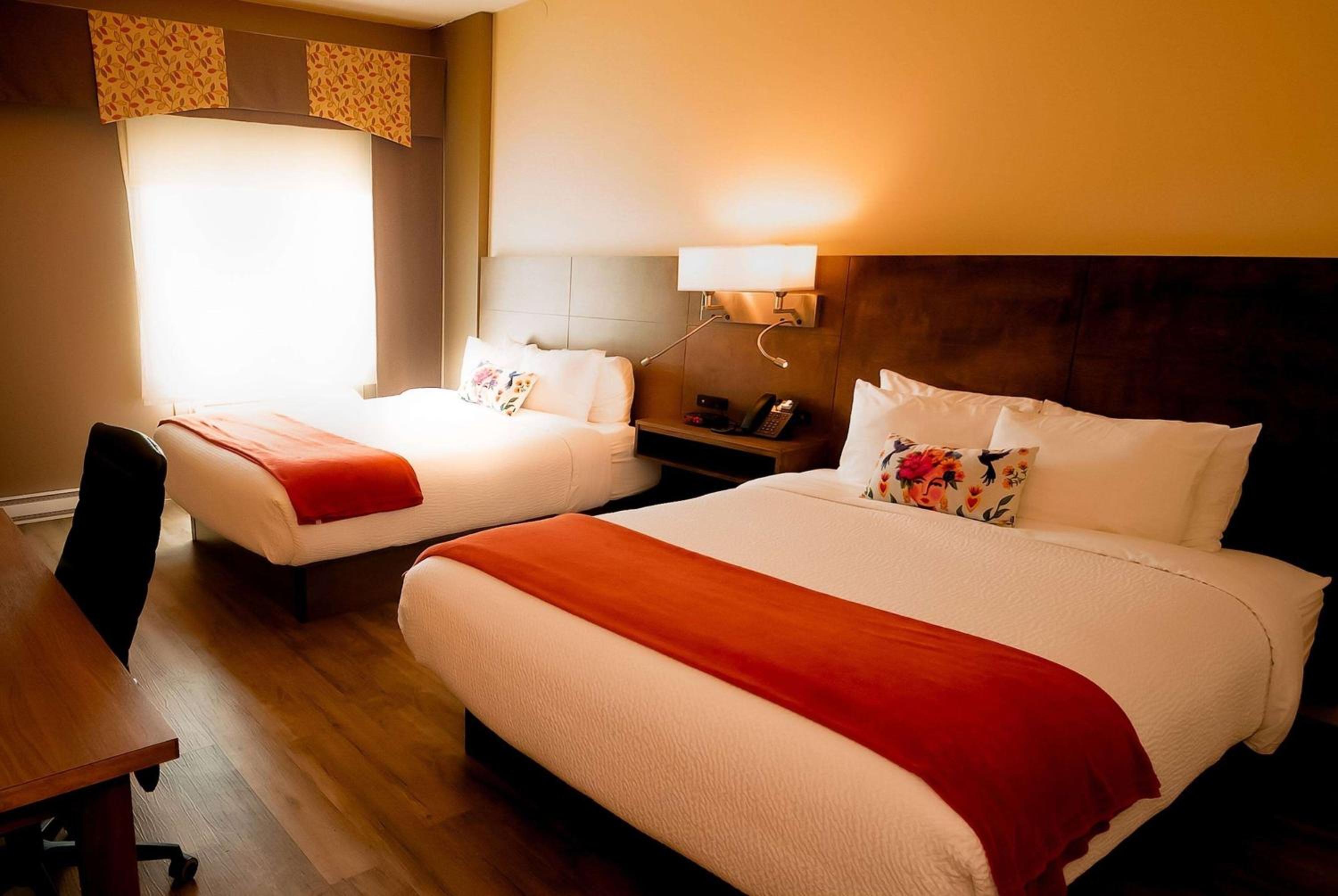 Queen Room with Two Queen Beds - Non-Smoking - Photo 1