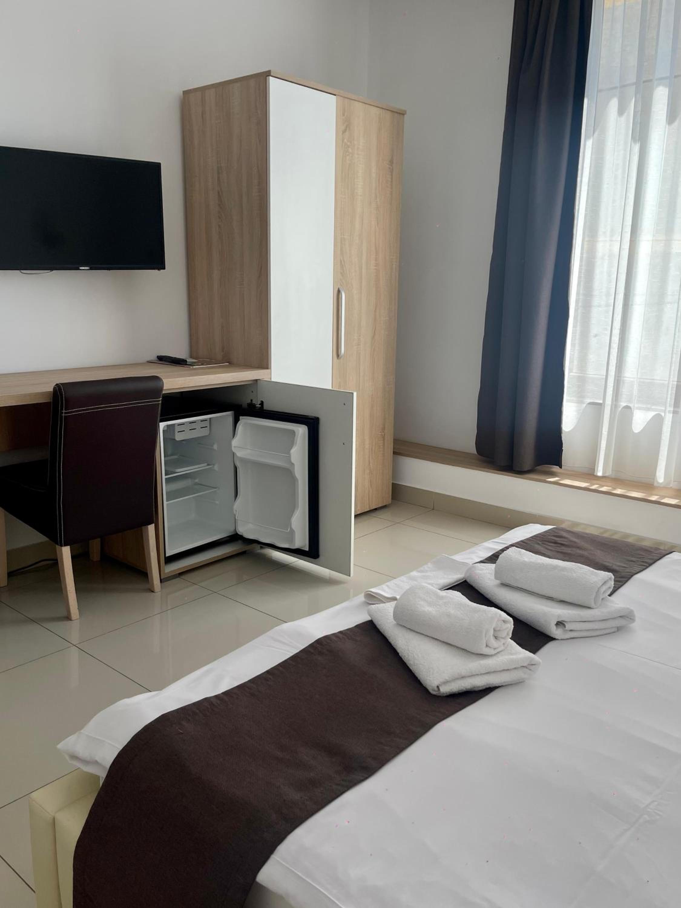 Double Room with Private Bathroom - Photo 2