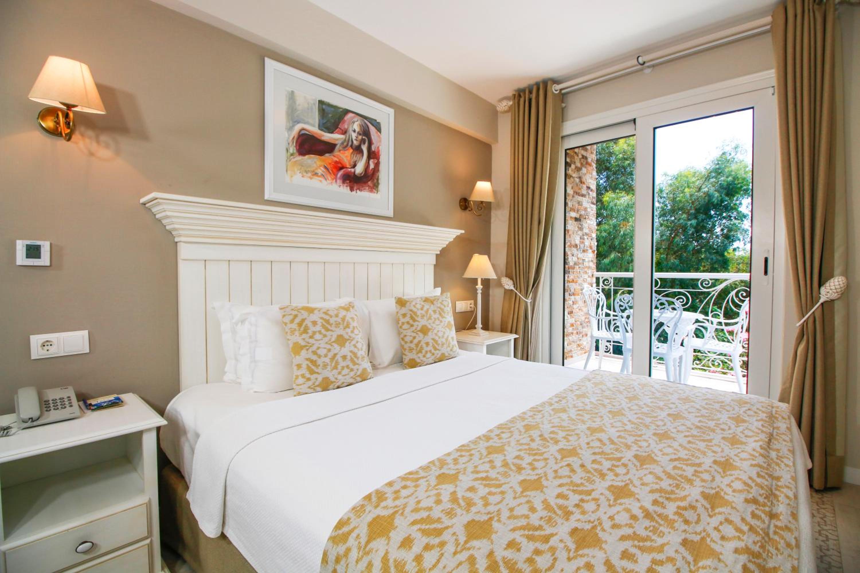 Deluxe Double Room (2 Adults + 1 Child) - Photo 4
