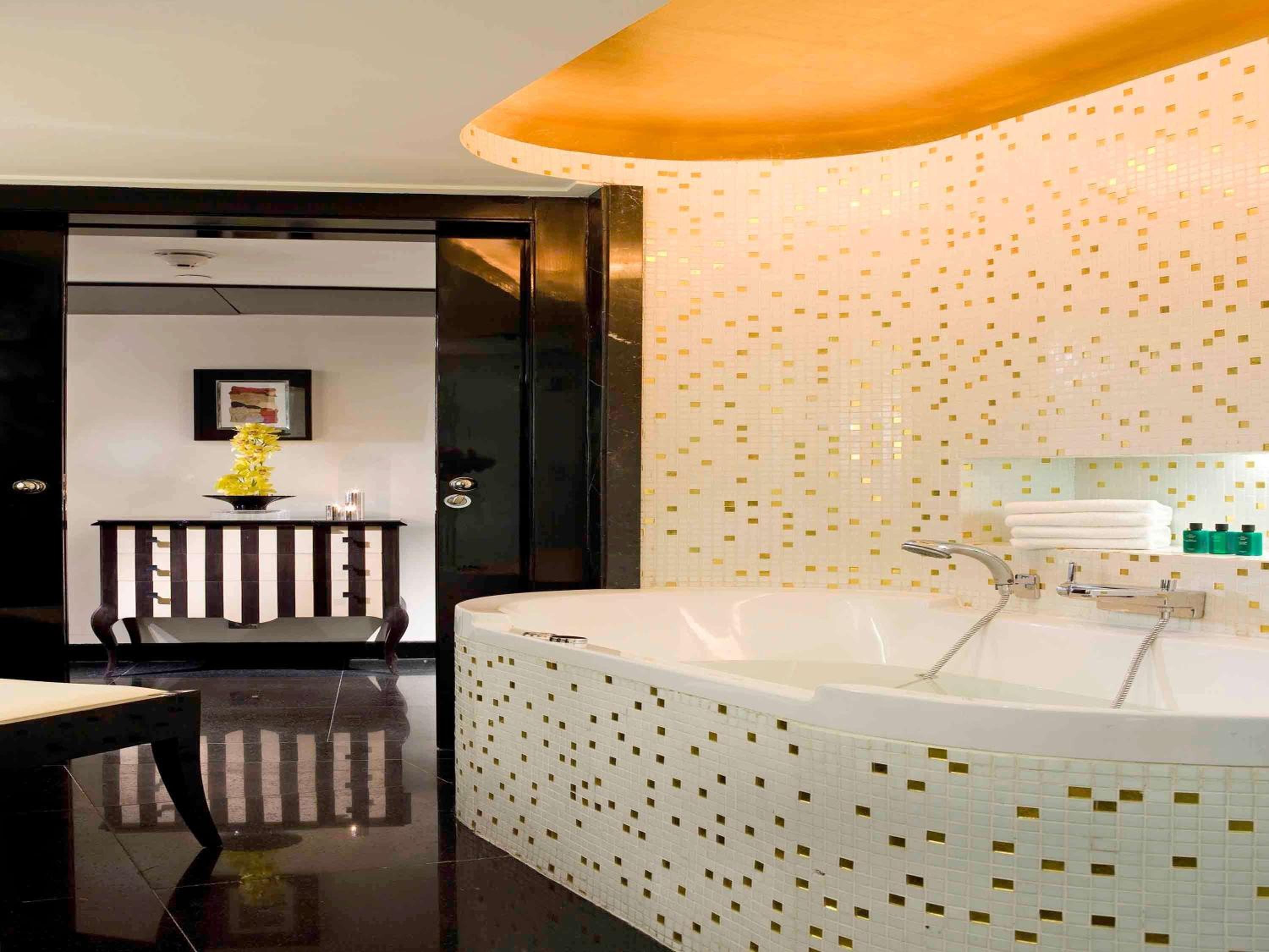 Family Two Bedroom Suite with View thumbnail 5