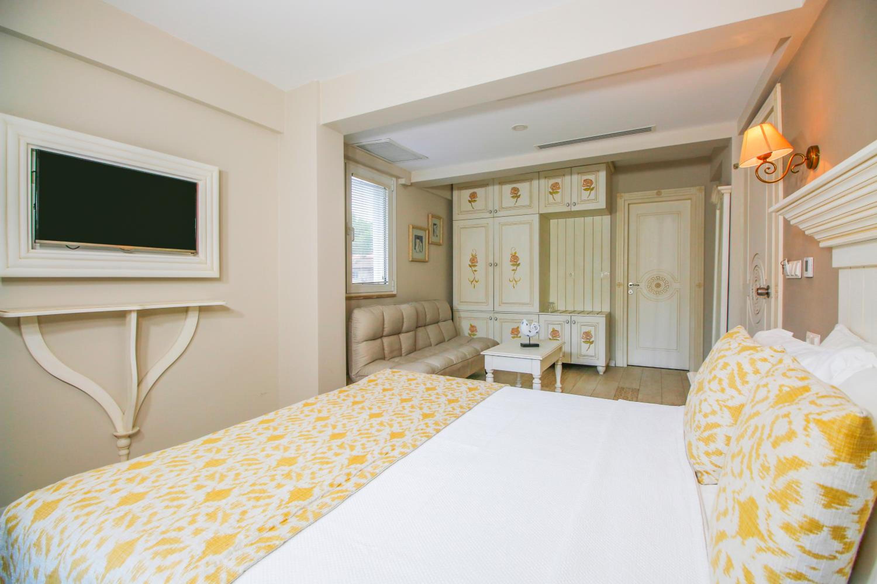 Deluxe Double Room (2 Adults + 1 Child) - Photo 2